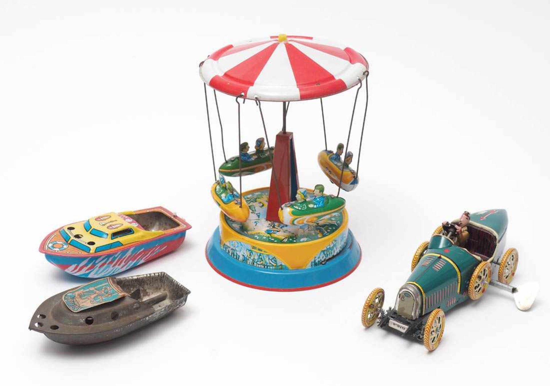 Konvolut Blechspielzeug, 20.Jhdt. Bugatti mit Fahrer, Karussell und zwei Boote. Blech, farbig - Bild 2 aus 2