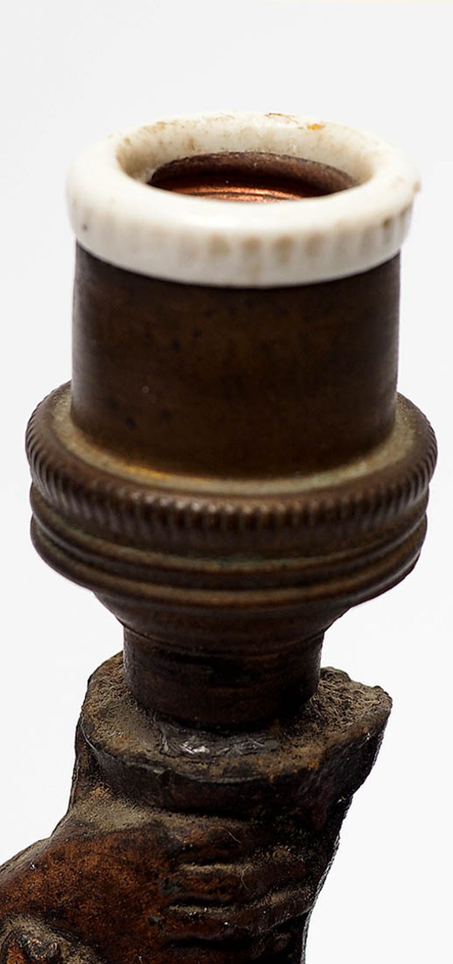 Tischlampenfuß, um 1900 Auf bemalter Holzplinthe naturalistischer Sockel mit Getreide, darauf - Bild 3 aus 5
