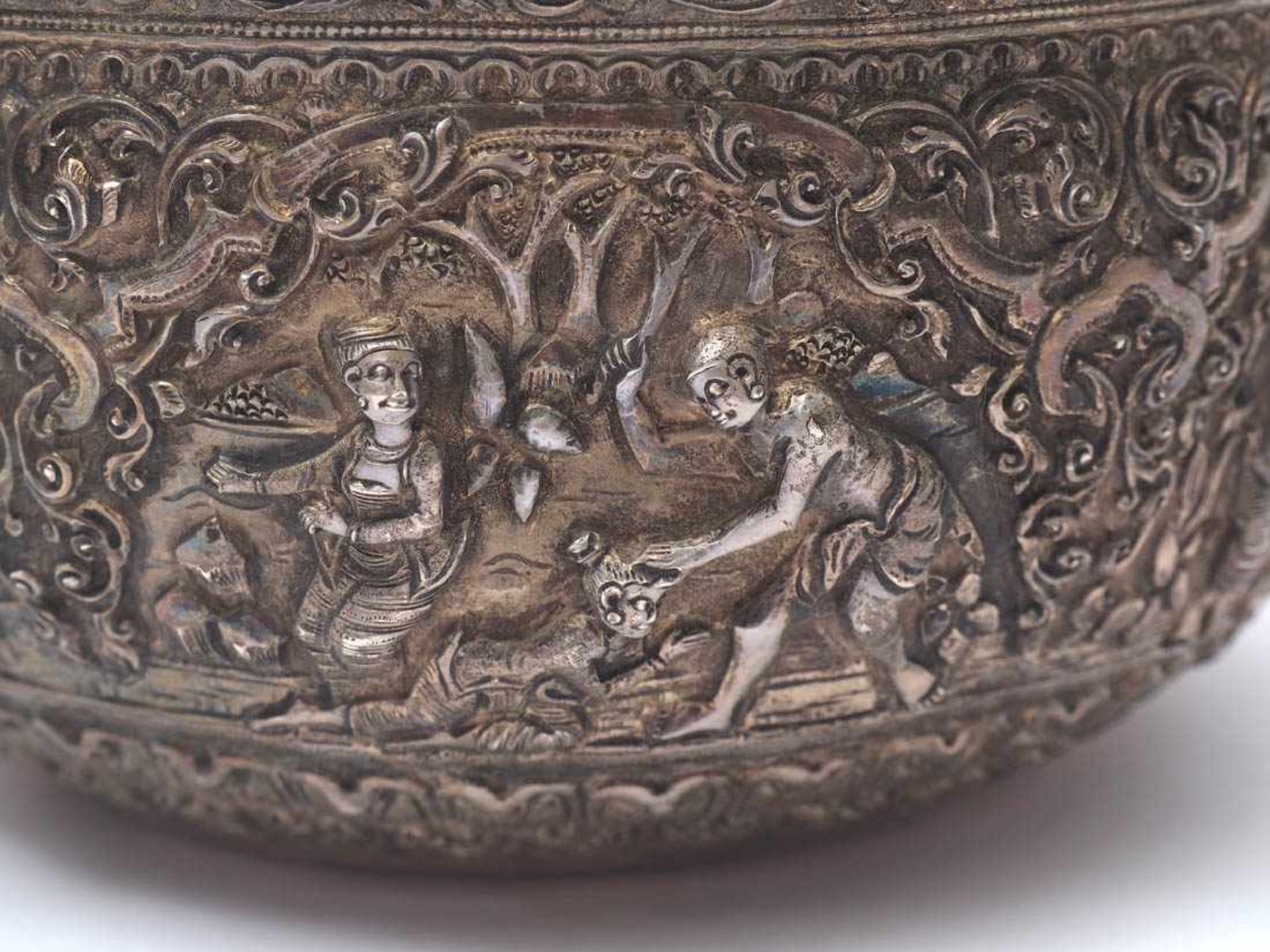 Schale, orientalisch Gedrückt kugelige Form, umlaufendes Reliefband mit der Darstellung einer - Bild 5 aus 6