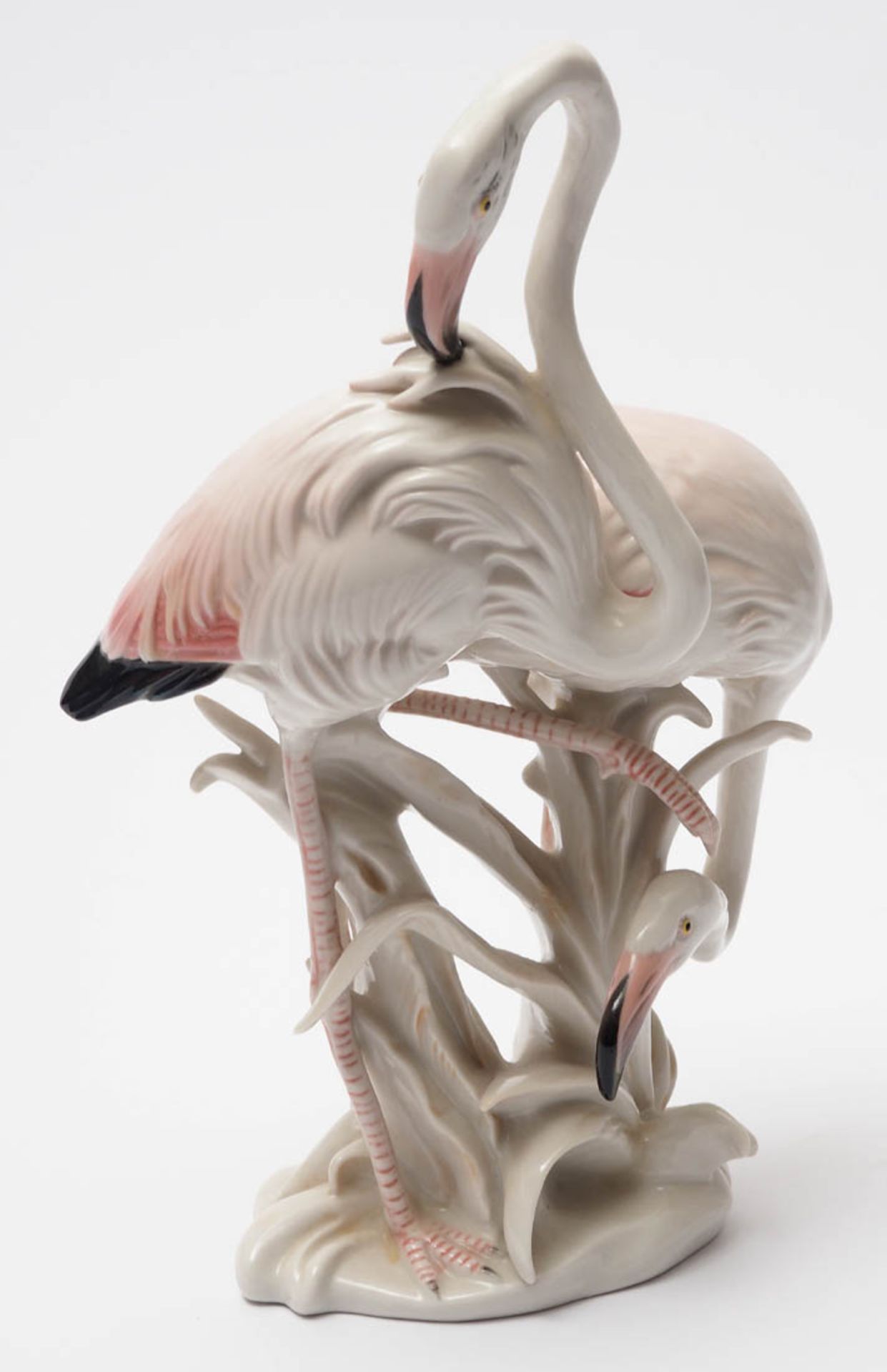 Figurengruppe, Ens Auf naturalistischem Sockel mit Blattwerk zwei Flamingos. Naturalistische