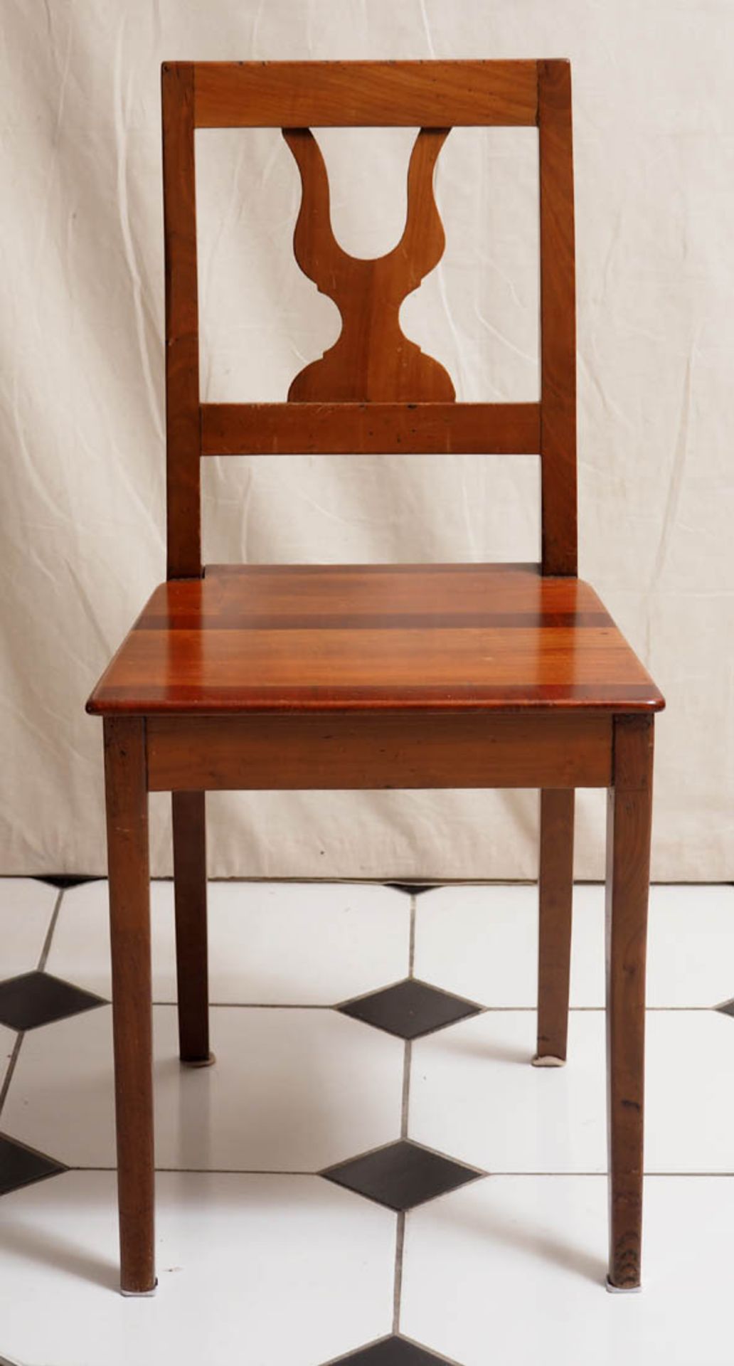 Stuhl, um 1840 Auf vier geschwungenen Vierkantbeinen trapezförmige Sitzfläche. Hochrechteckige - Bild 3 aus 3