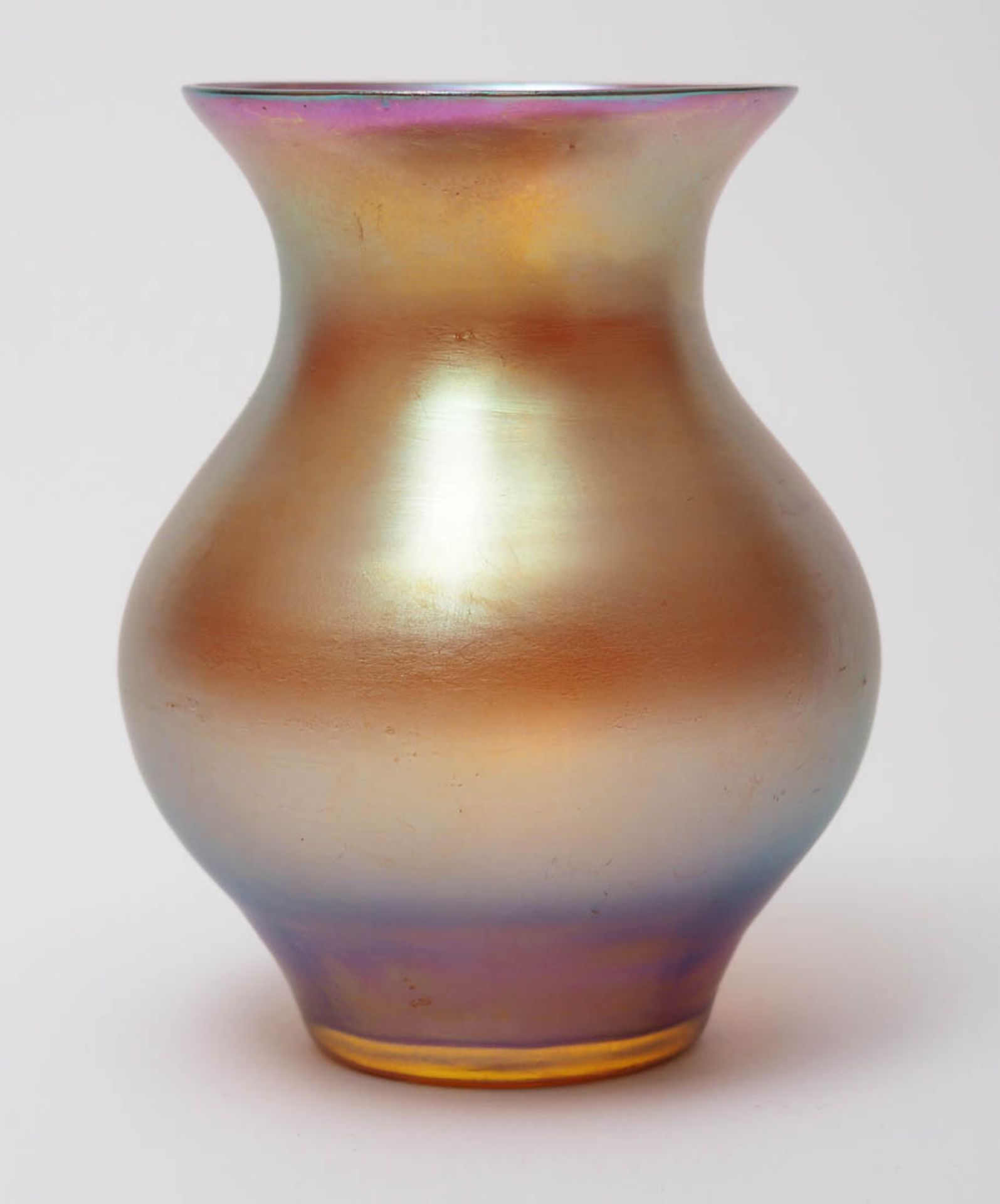 Myra-Vase, WMF Bauchiger Korpus mit ausgestelltem Rand. Goldfarben-violett irisierendes Glas. - Bild 2 aus 3