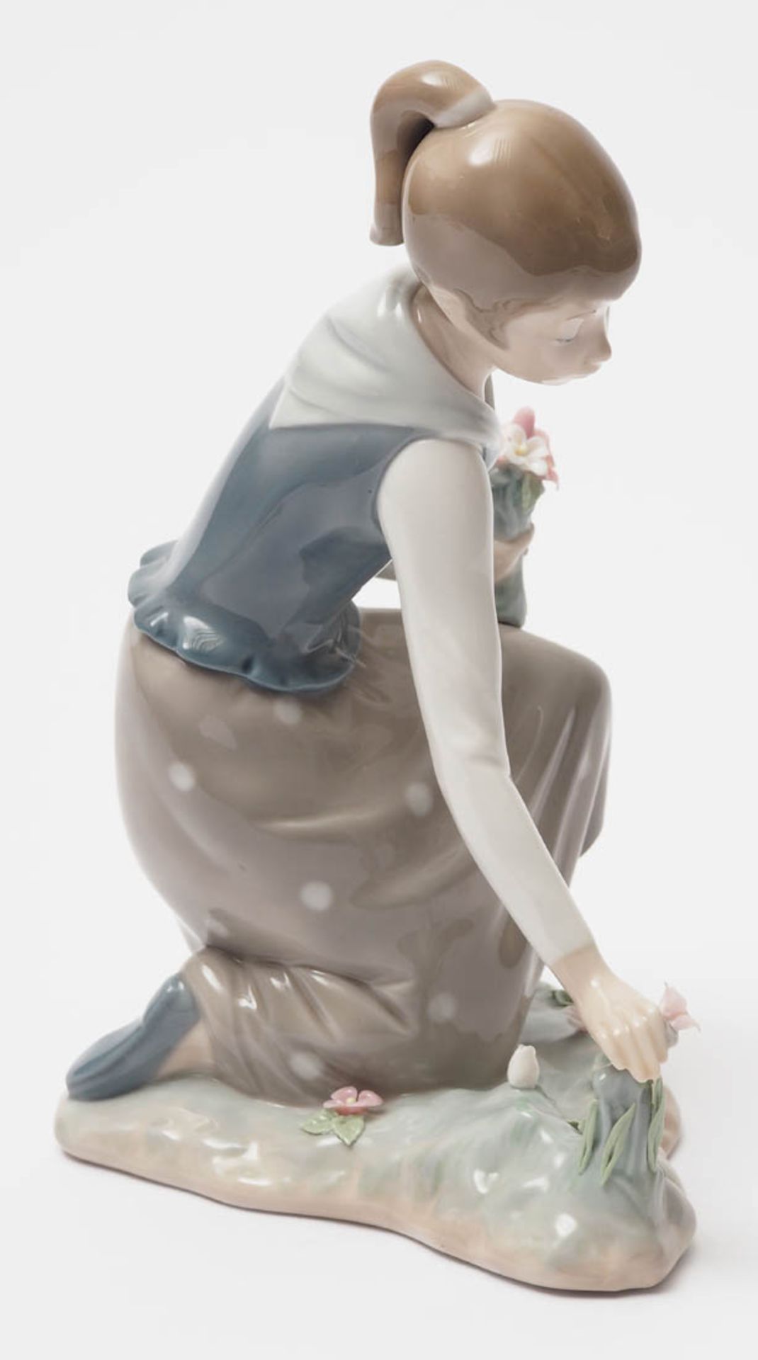Figurine, Lladro Auf naturalistischem Sockel mit Blüten kniendes, junges Mädchen beim - Bild 2 aus 5