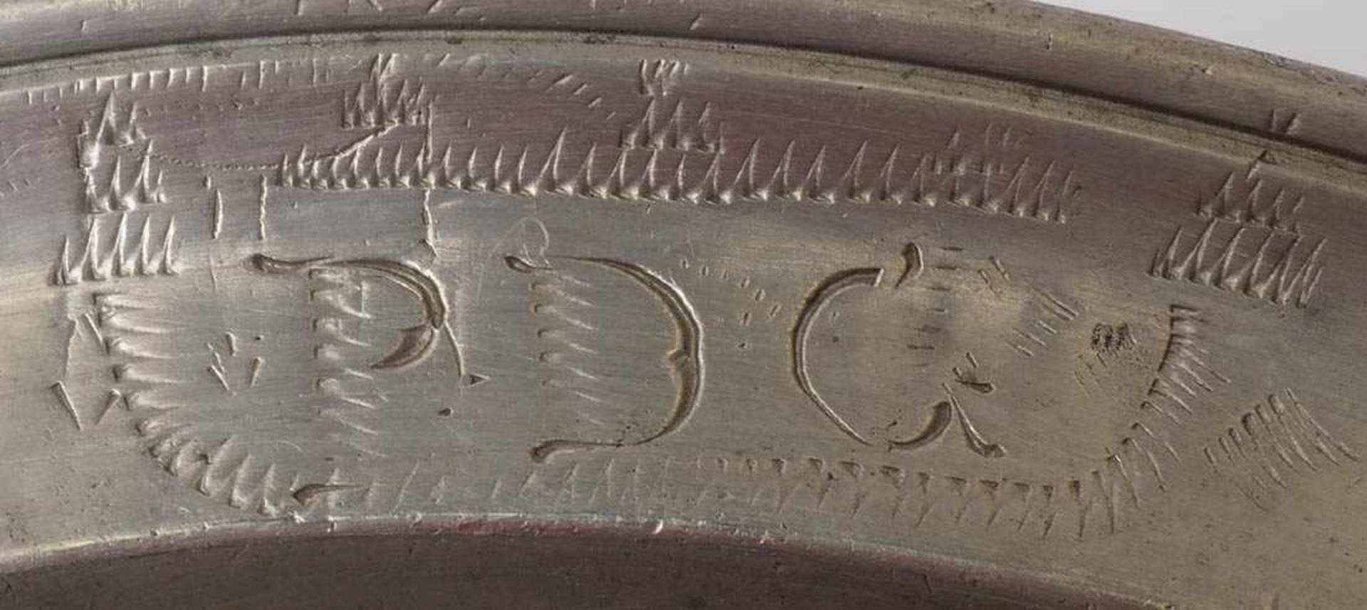 Zinnschale, wohl Württemberg, 18.Jhdt. Halbkugelige Form mit gekehltem Rand. Auf dem Rand - Bild 2 aus 4