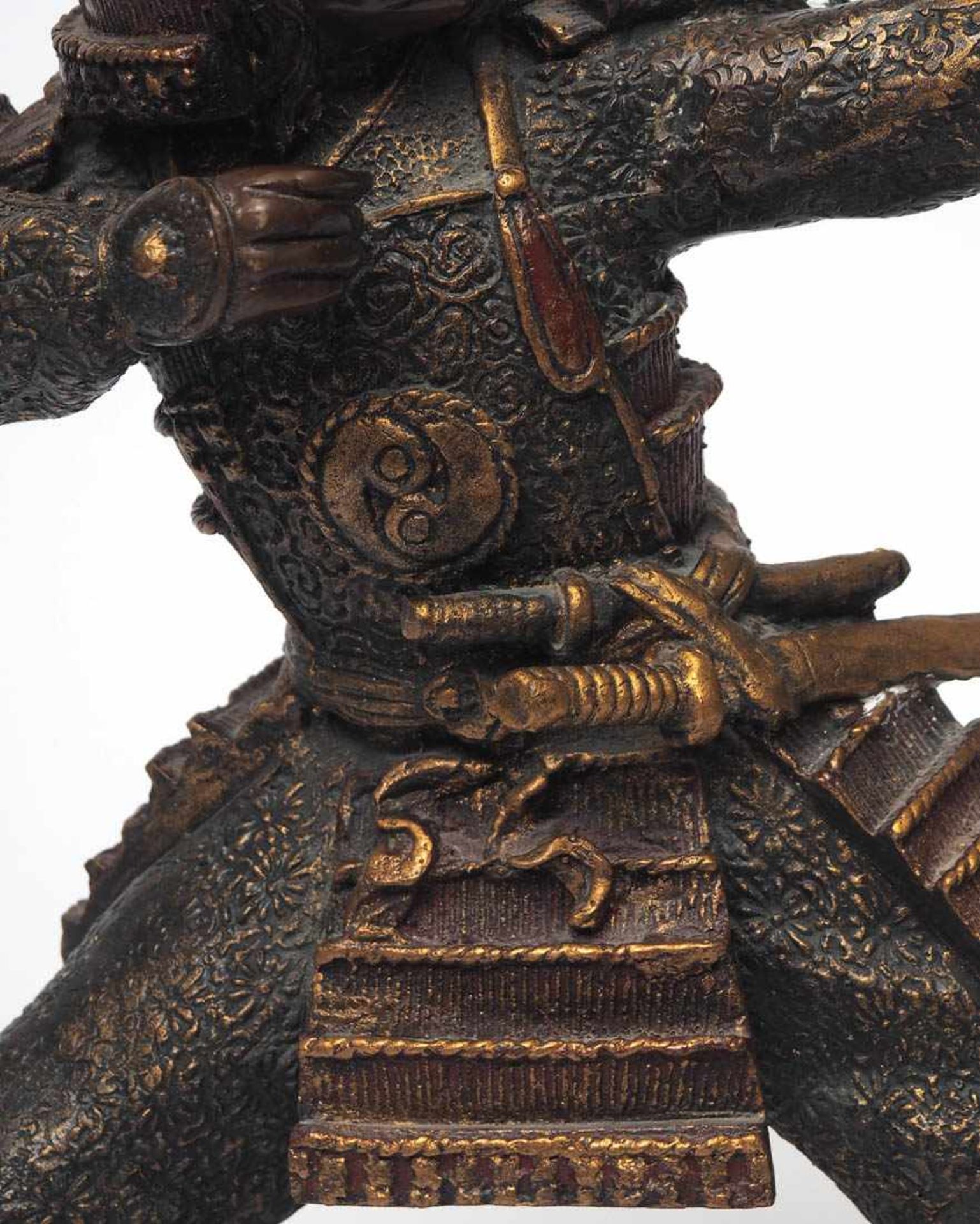 Bronzefigurine Auf naturalistischem Sockel Gestalt eines bogenschießenden Samurai in Rüstung. - Bild 3 aus 5