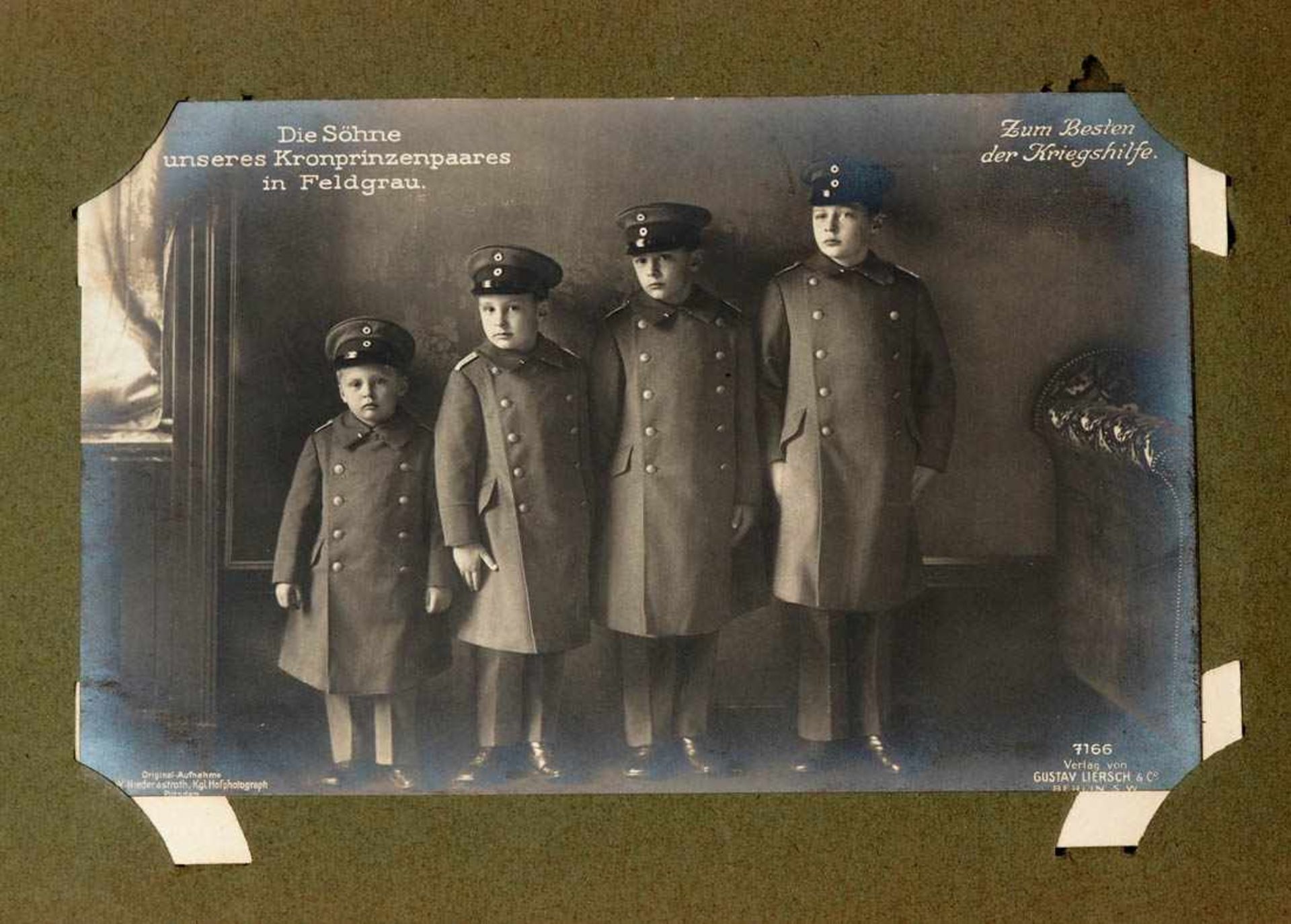 Fotoalbum, um 1900 Zahlreiche Portraitfotografien von Großherzögen und der kaiserlichen Familie. - Bild 3 aus 4