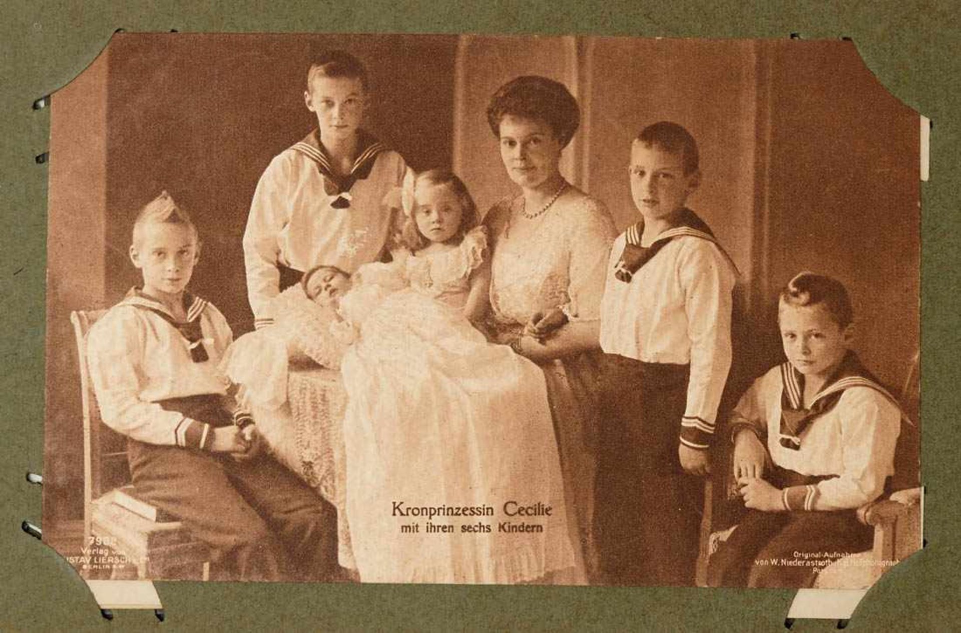 Fotoalbum, um 1900 Zahlreiche Portraitfotografien von Großherzögen und der kaiserlichen Familie. - Bild 2 aus 4