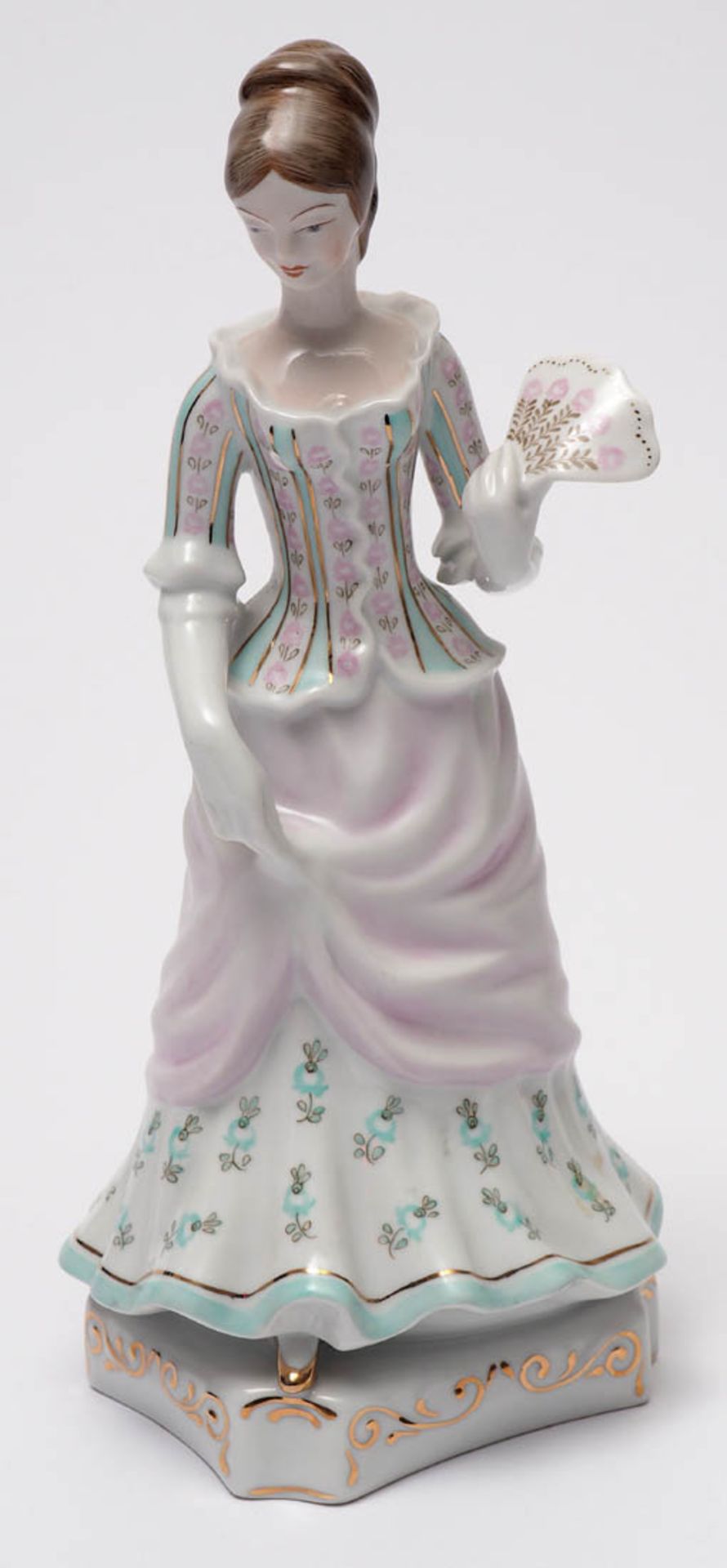 Figurine, Hollohaza Auf achtkantigem Sockel Dame in der Kleidung des 19.Jhdts. Polychrom bemalt,