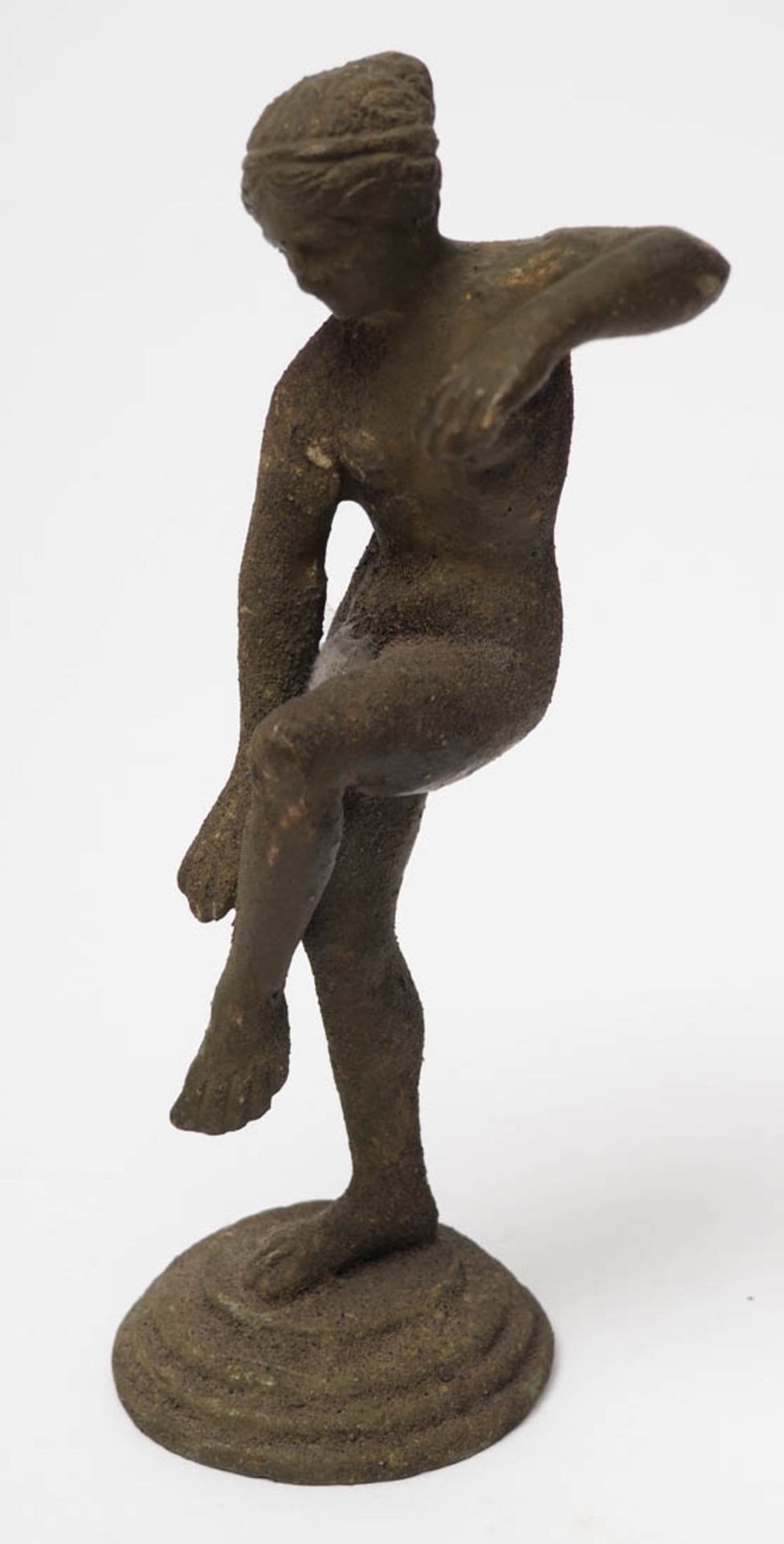 Zwei Museumsrepliken Satyr mit Doppelaulos bzw. weiblicher Akt. Bronze, grün patiniert. H.13cm bzw - Bild 2 aus 2