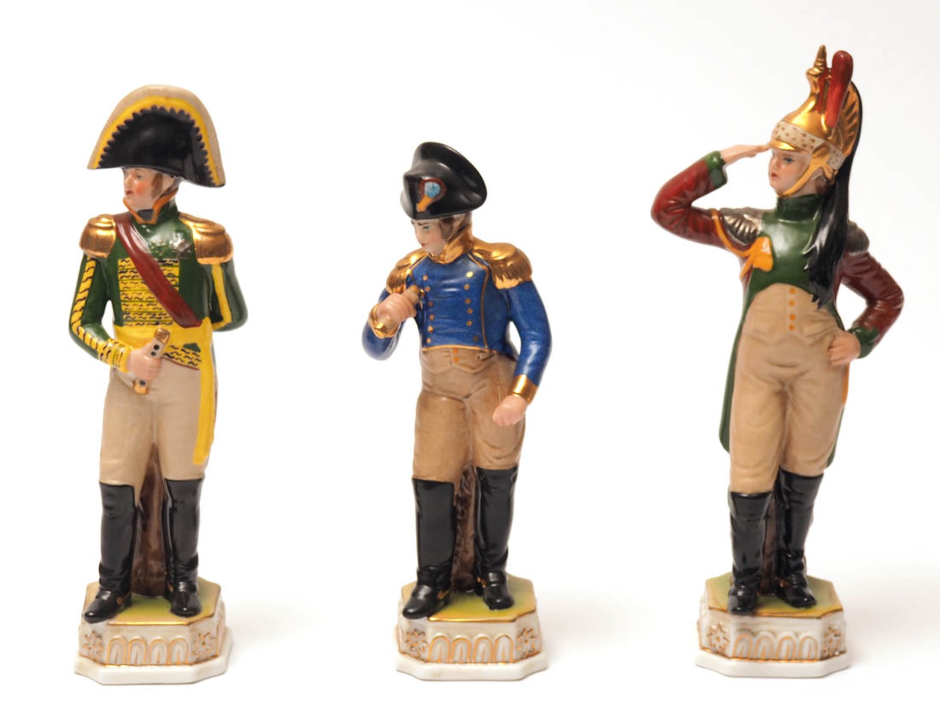 Drei Offiziersfigurinen, Limoges Auf achtkantigem Sockel polychrom bemalte und vergoldete Figuren