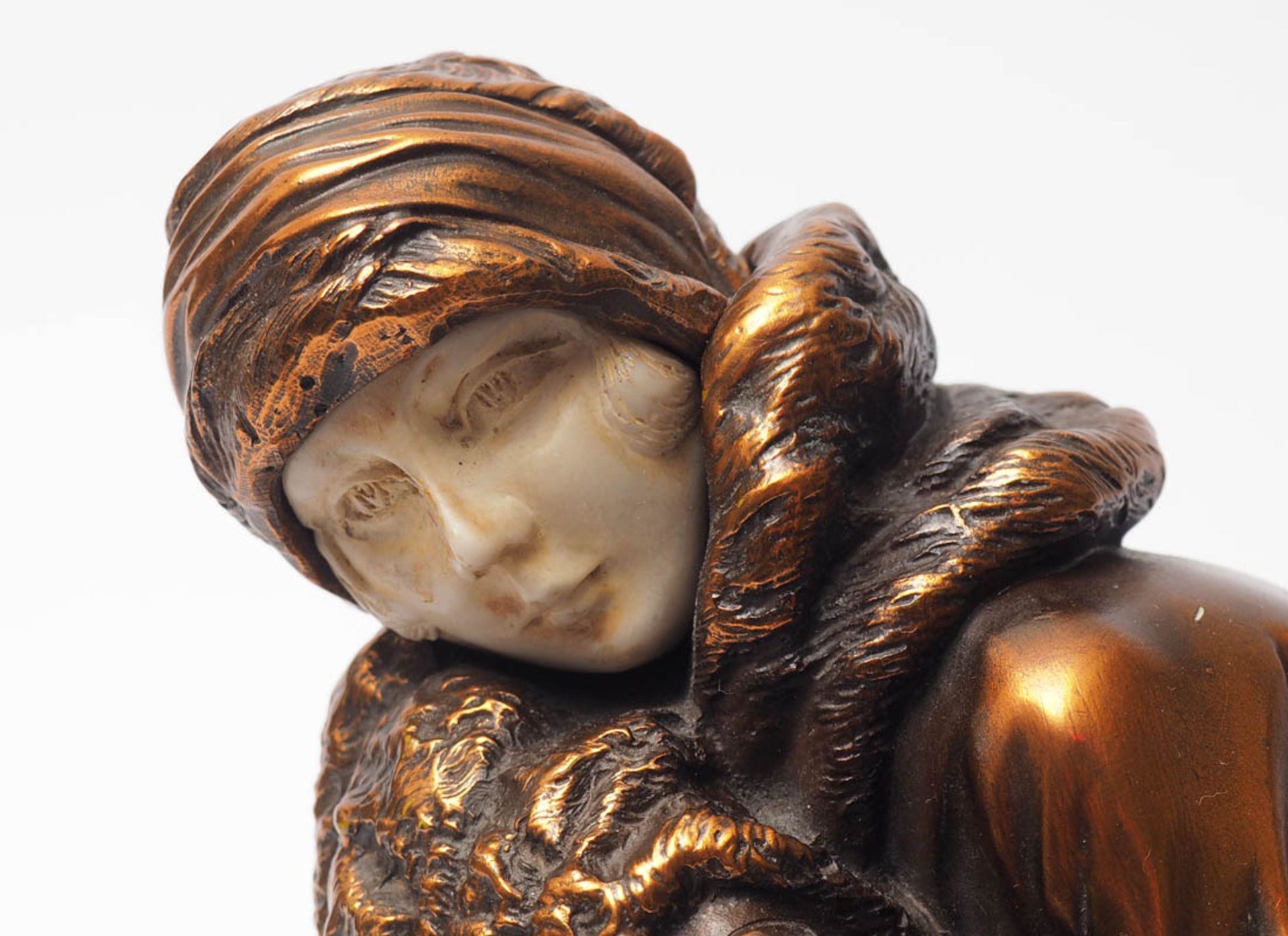 Figurine, 20er Jahre Auf getrepptem Marmorsockel Frauengestalt im wehenden Mantel mit Muff und - Bild 2 aus 2