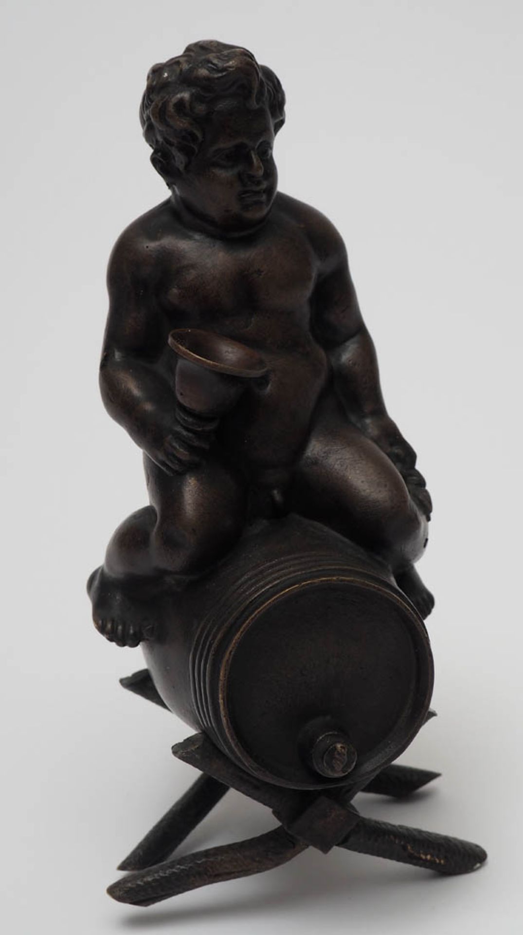 Figurine, 19.Jhdt. Jugendlicher Bacchus mit Pokal, auf einem Fass sitzend. Bronze mit brauner