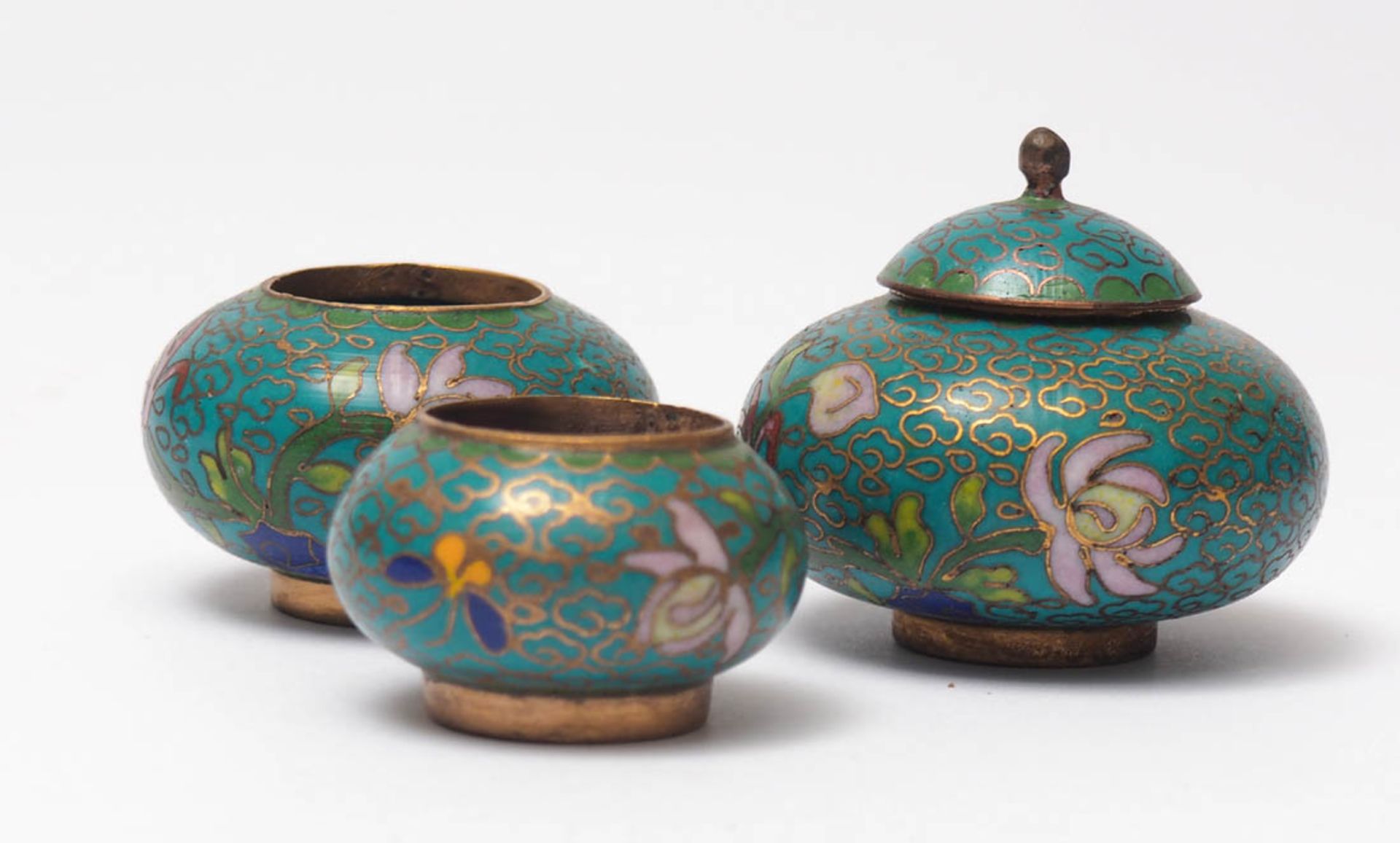 Drei Cloisonné-Gefäße, China Türkisfarben, mit polychromen Blüten. Durchm.3,5-4,5cm.