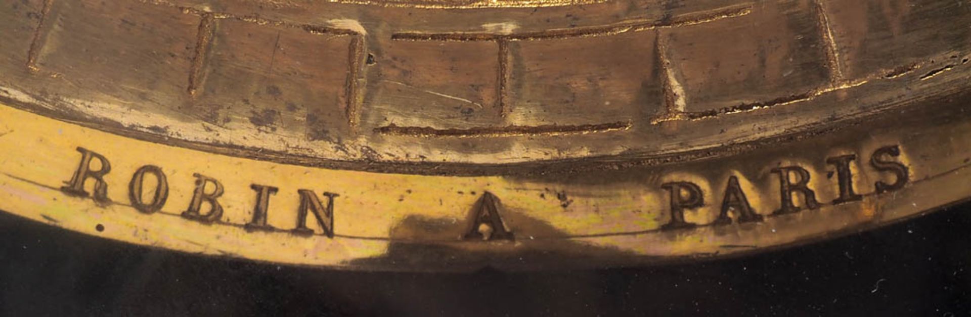 Pendule, Frankreich, 18.Jhdt. Auf vier reliefierten Standfüßen dreiseitig verglaster, seitlich - Bild 3 aus 5