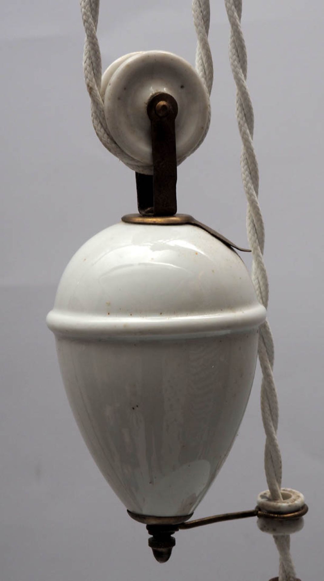 Deckenlampe, um 1900 Flacher Opalinglasschirm, Zugmechanismus aus Porzellan. Neu elektrifiziert. - Bild 2 aus 2