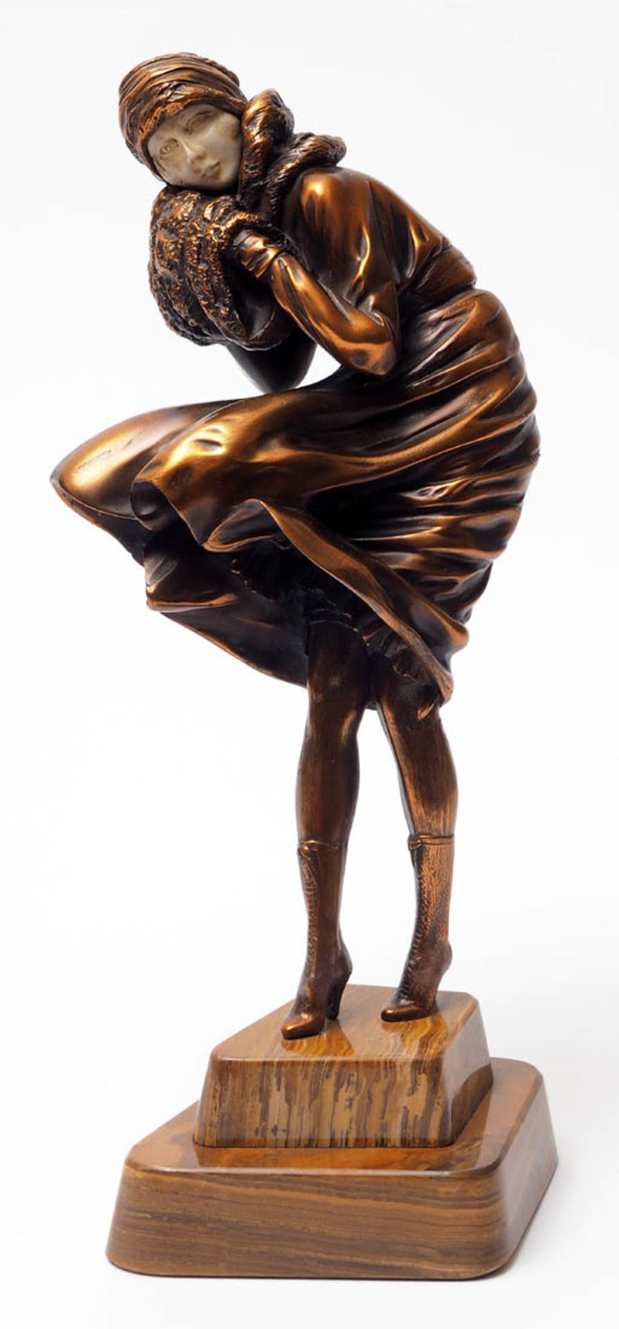 Figurine, 20er Jahre Auf getrepptem Marmorsockel Frauengestalt im wehenden Mantel mit Muff und