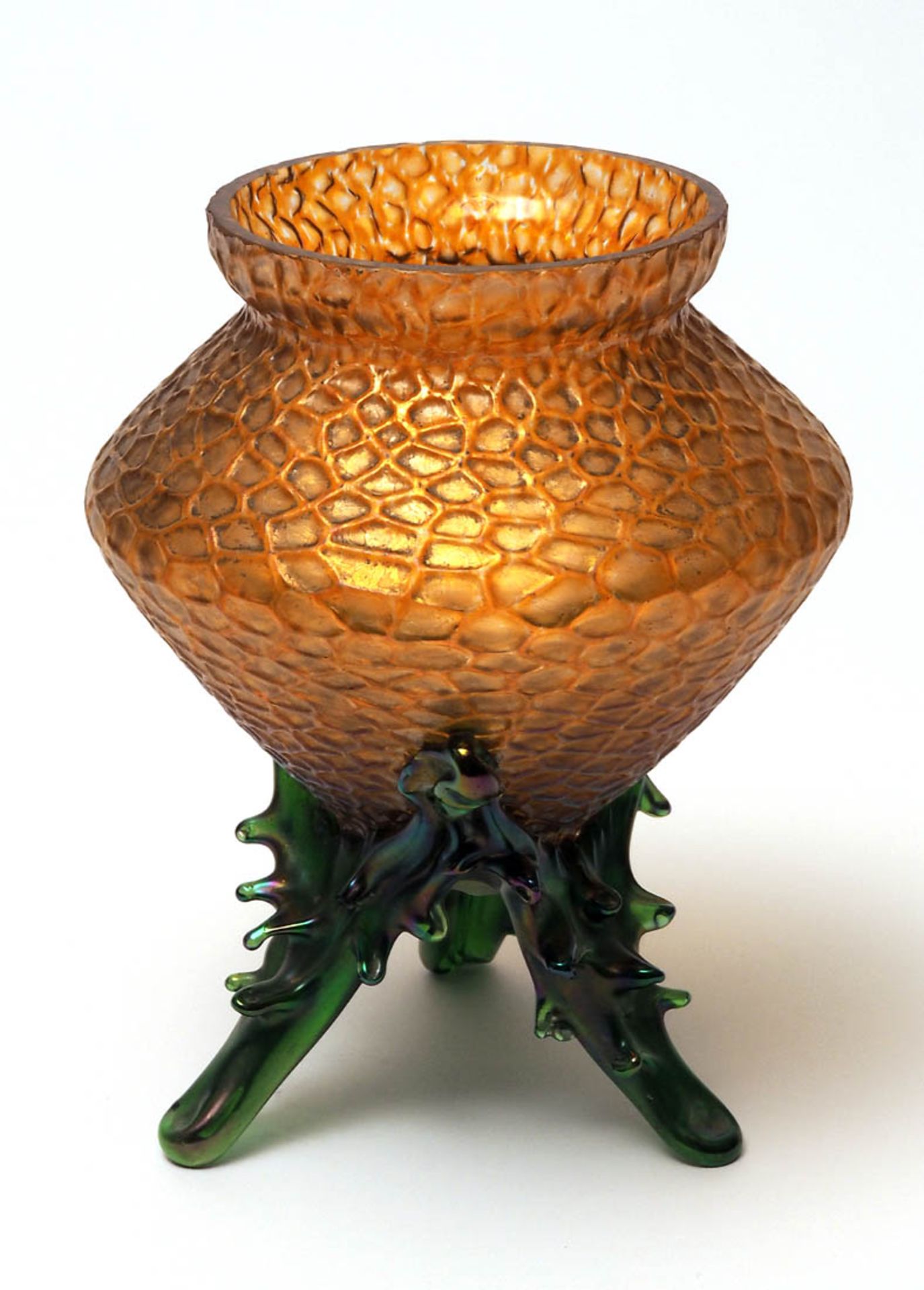 Vase, Böhmen, um 1905 Auf drei vegetabil stilisierten Standfüßen aus grünem, violett irisierendem