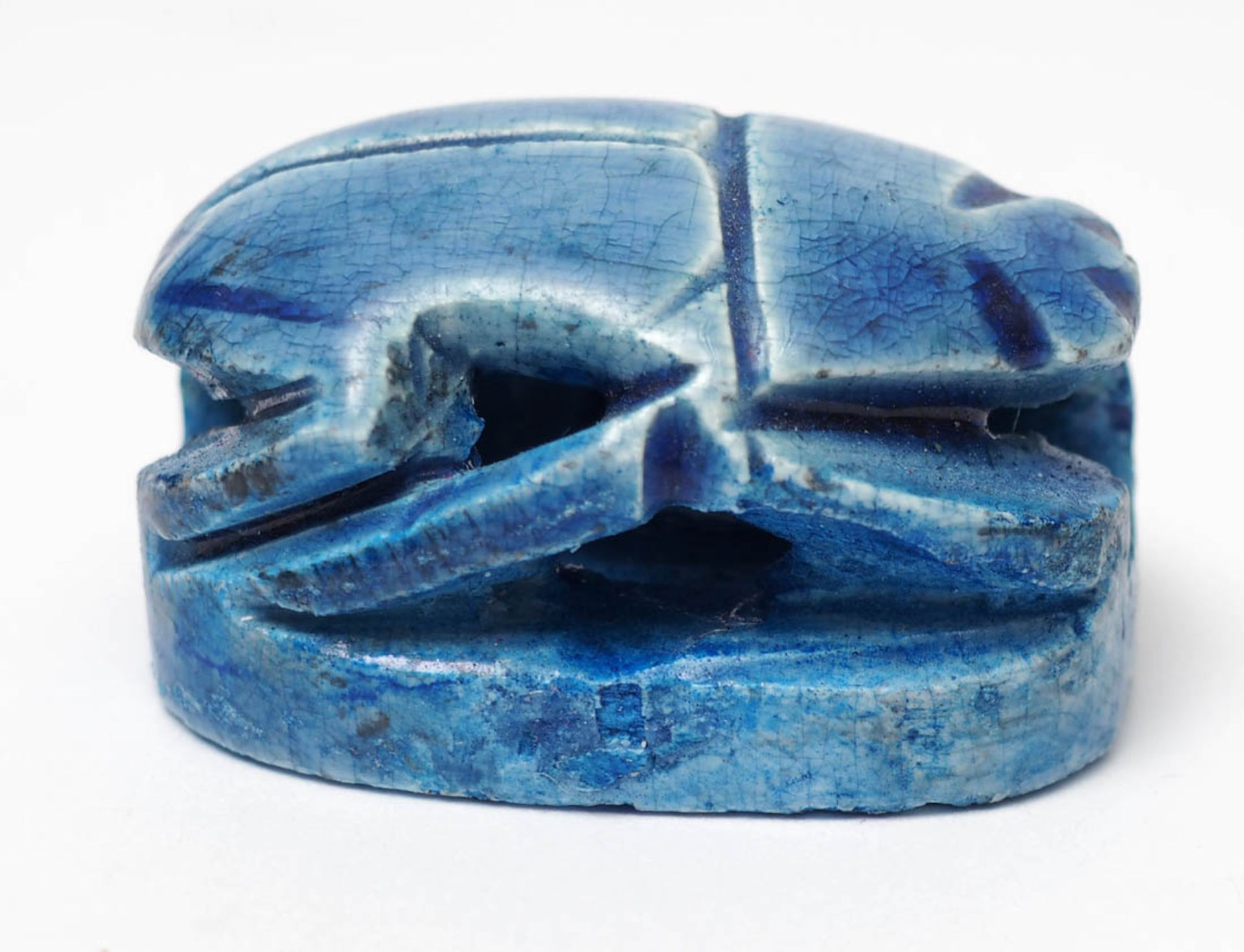 Skulptur, Ägypten Skarabäus aus blau glasiertem Ton. Auf dem Boden Schriftzeichen. L.3,5cm. - Image 2 of 2