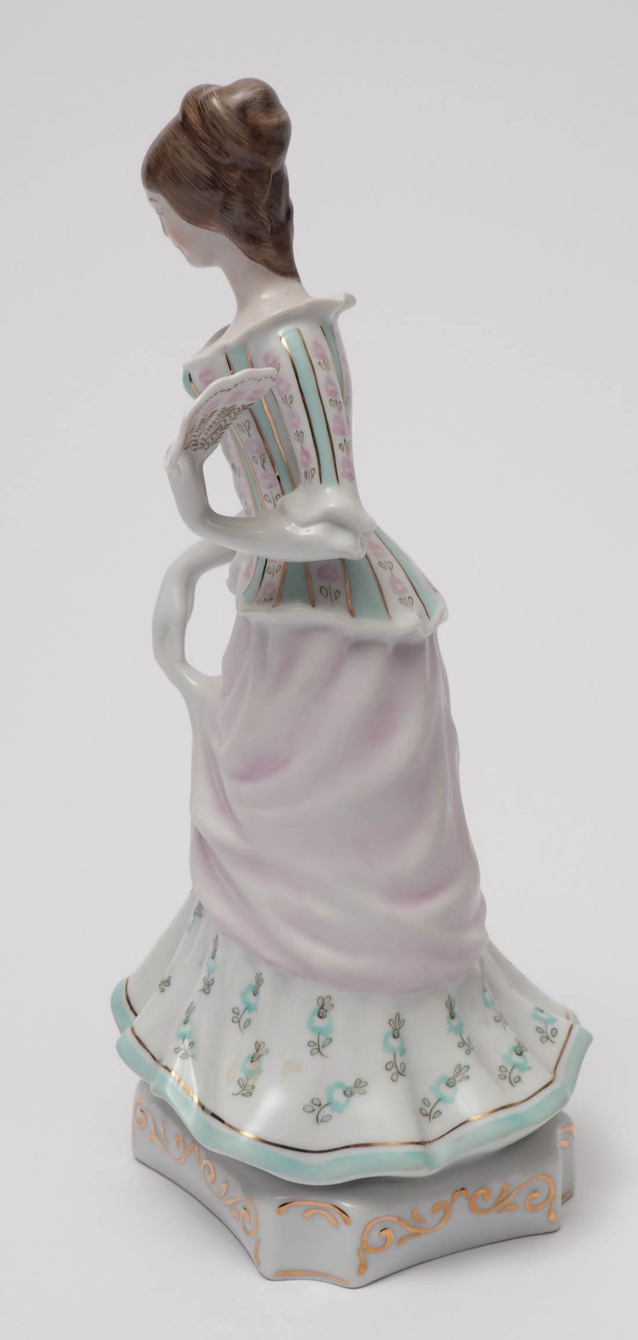 Figurine, Hollohaza Auf achtkantigem Sockel Dame in der Kleidung des 19.Jhdts. Polychrom bemalt, - Bild 3 aus 4