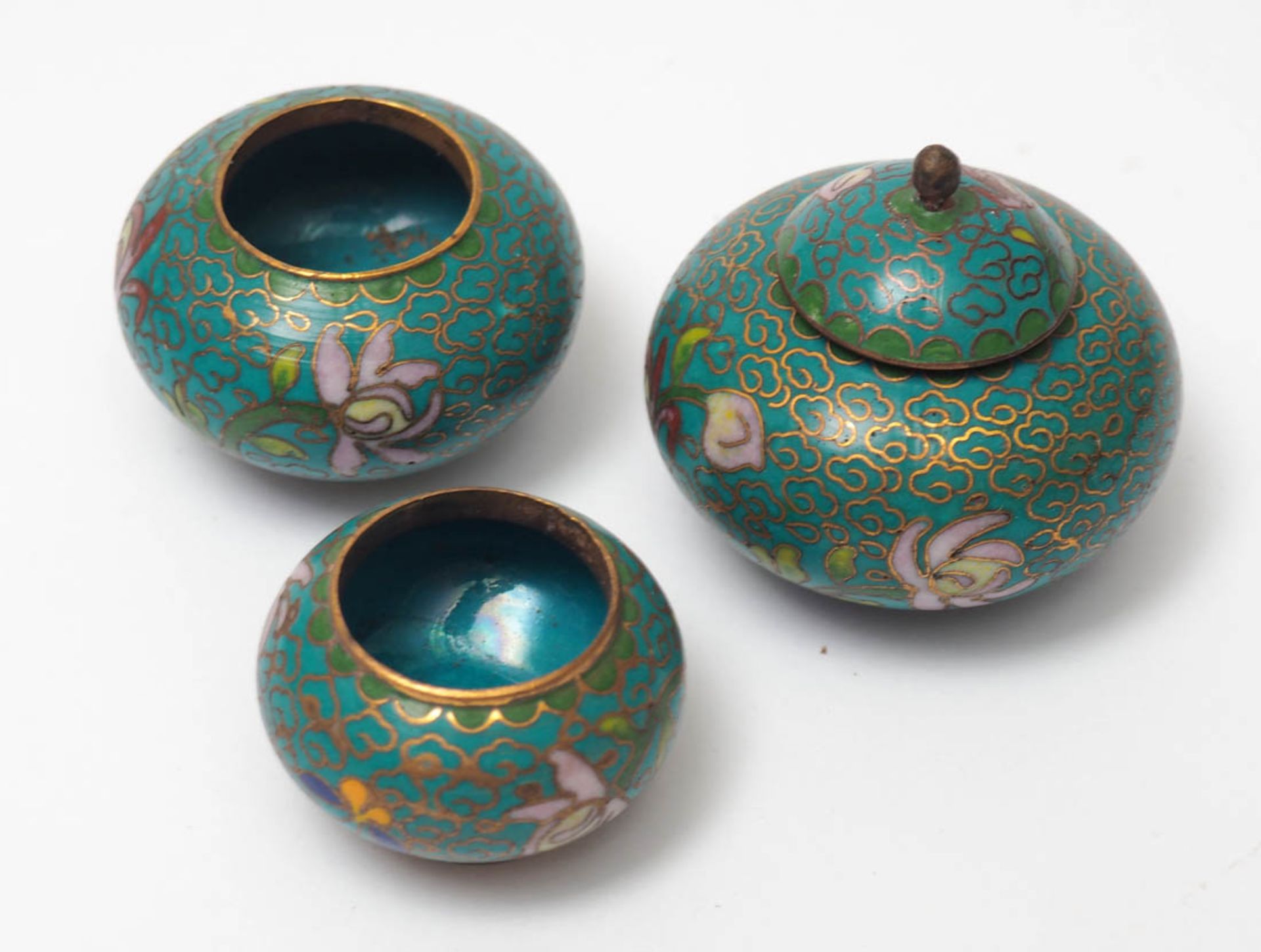 Drei Cloisonné-Gefäße, China Türkisfarben, mit polychromen Blüten. Durchm.3,5-4,5cm. - Bild 2 aus 2
