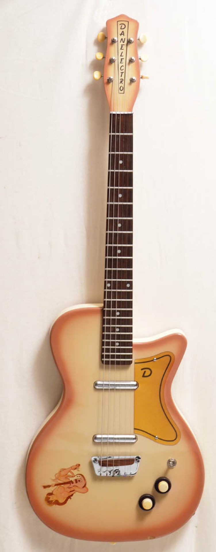 E-Gitarre, Danelectro Mit Hülle. L.100cm. Deckel am Rand leicht beschädigt.