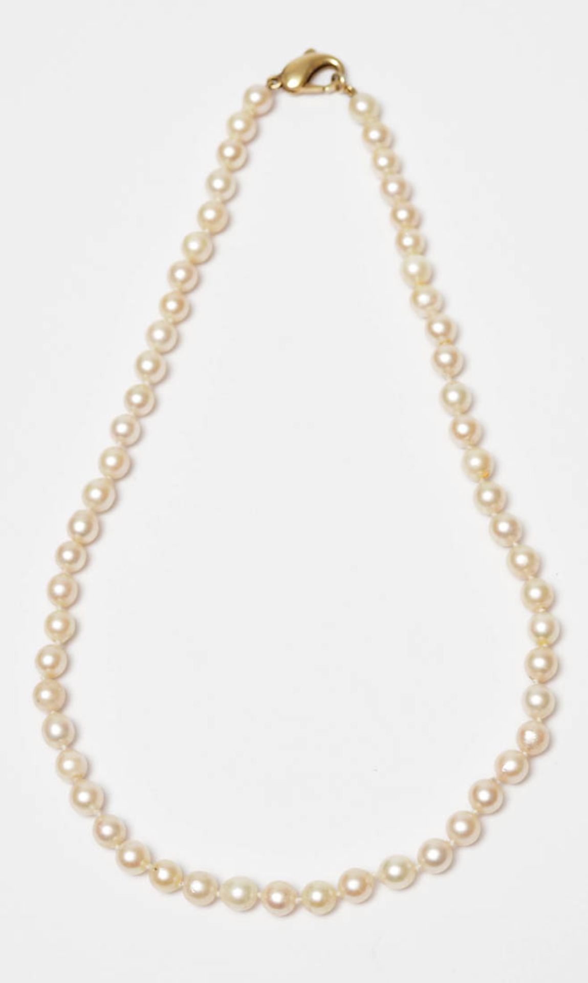 Perlenkette Gleichmäßige Perlen von je ca. 5-6mm Durchm. Karabinerschloss aus GG 14kt. L. ca. 42cm.