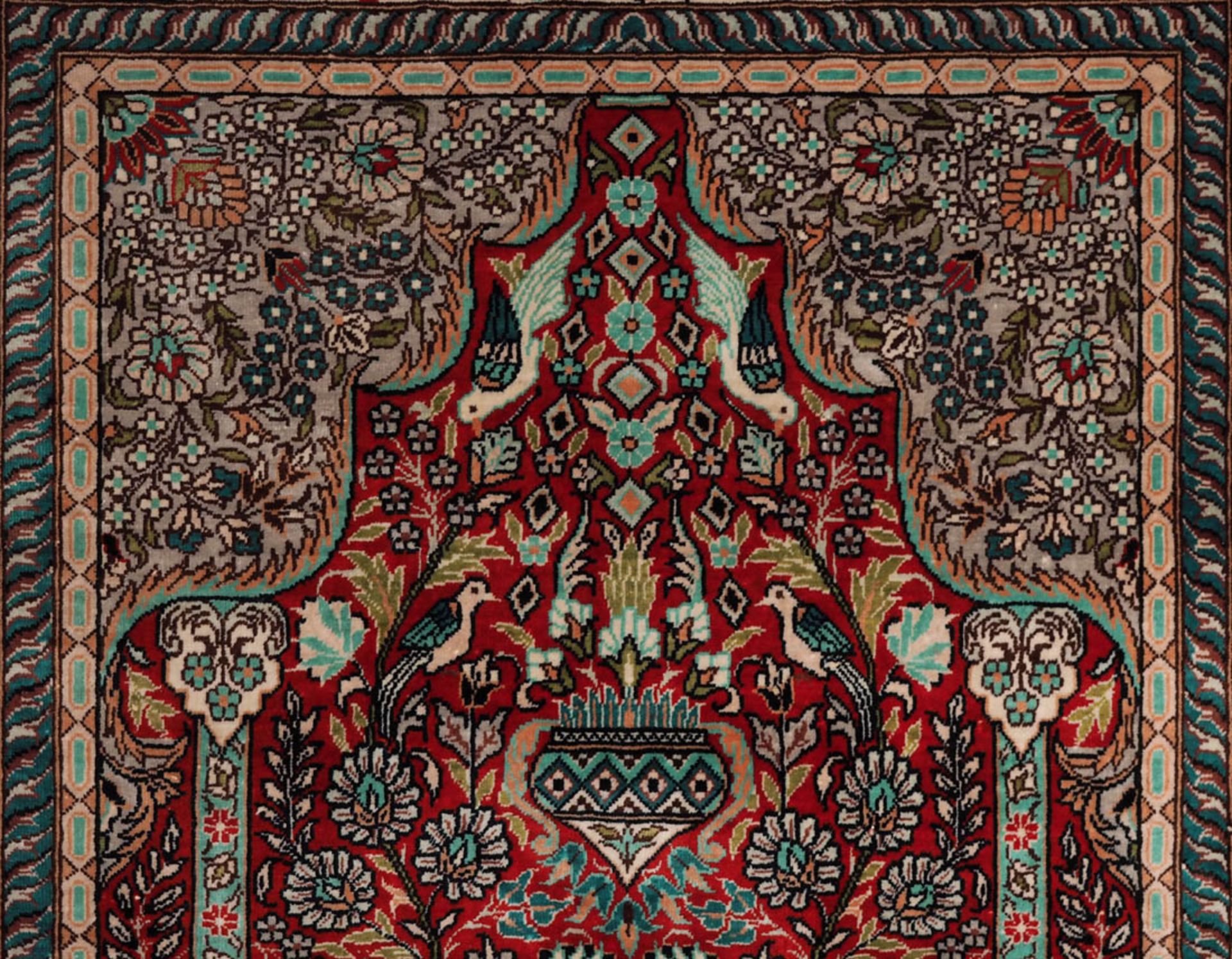 Gebetsteppich Mihrab mit Vase, Ampel und zahlreichen Tierdarstellungen. Floral durchgemusterte - Bild 3 aus 3