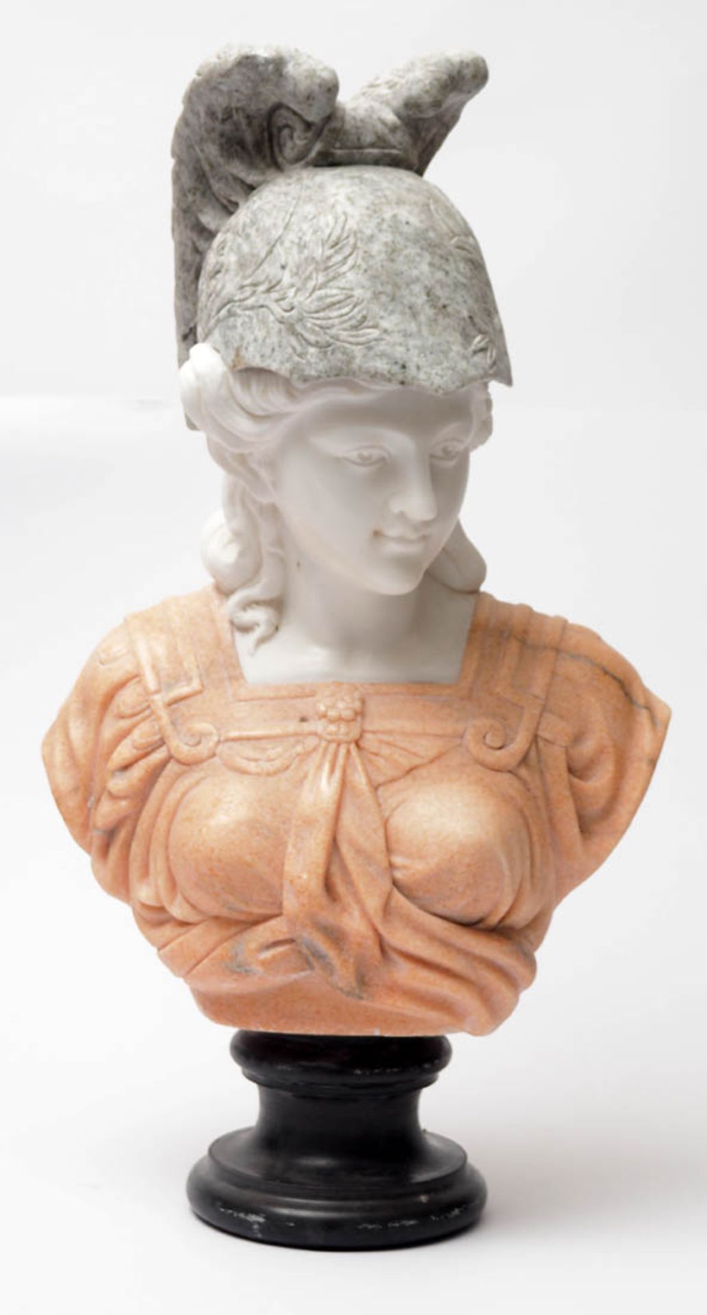 Marmorbüste Auf rundem, profiliertem Sockel Frauenbüste mit griechischem Gewand und geflügeltem
