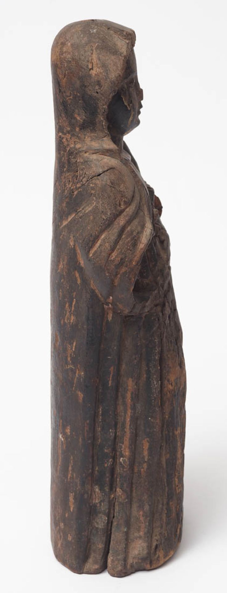 Heiligenfigur, 17.Jhdt. H.37,5cm. Lindenholz, dreiviertelsrund geschnitzt, mit Resten alter Fassung. - Bild 2 aus 6