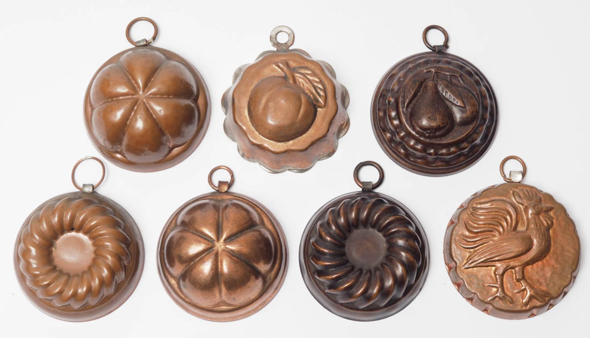 Sieben Puppenstuben-Kupferförmchen Unterschiedliche Formen und Größen. Kupfer, innen verzinnt.