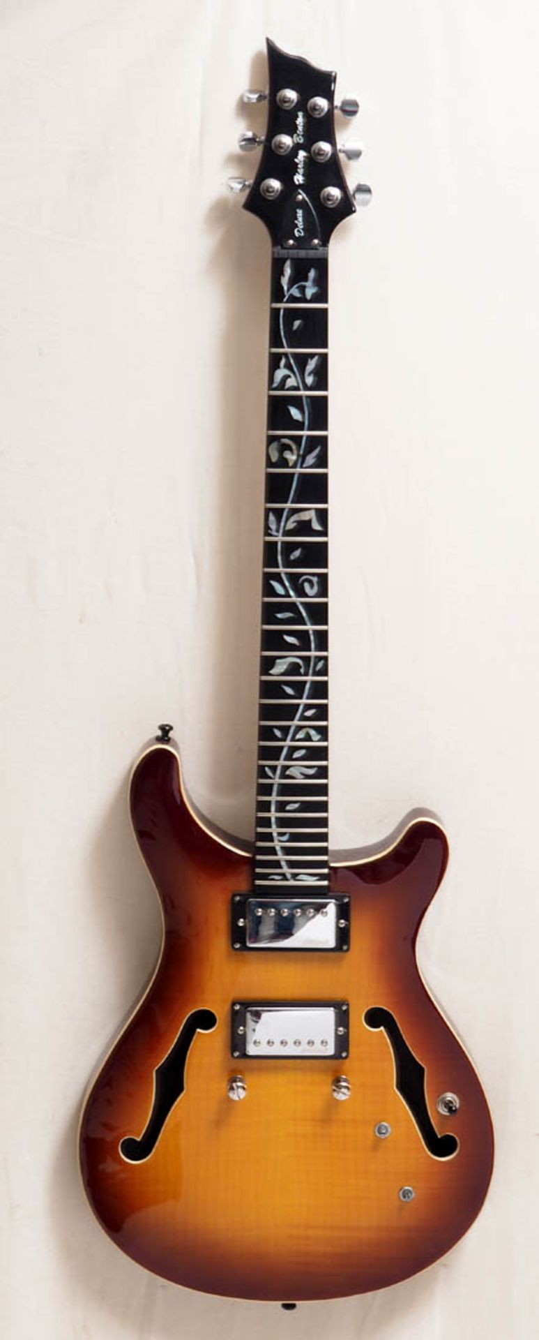 E-Gitarre, Harley Benton Deluxe Mit Hülle. L.101cm. Saitenbespannung und Steg fehlen.