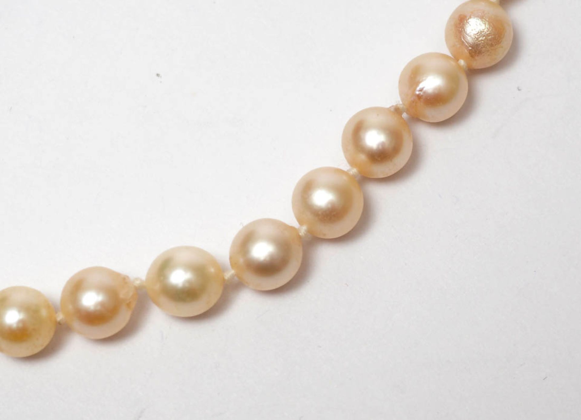 Perlenkette Gleichmäßige Perlen von je ca. 5-6mm Durchm. Karabinerschloss aus GG 14kt. L. ca. 42cm. - Bild 2 aus 2