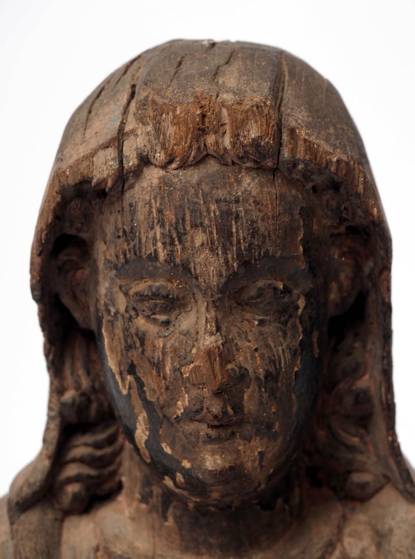 Heiligenfigur, 17.Jhdt. H.37,5cm. Lindenholz, dreiviertelsrund geschnitzt, mit Resten alter Fassung. - Bild 4 aus 6