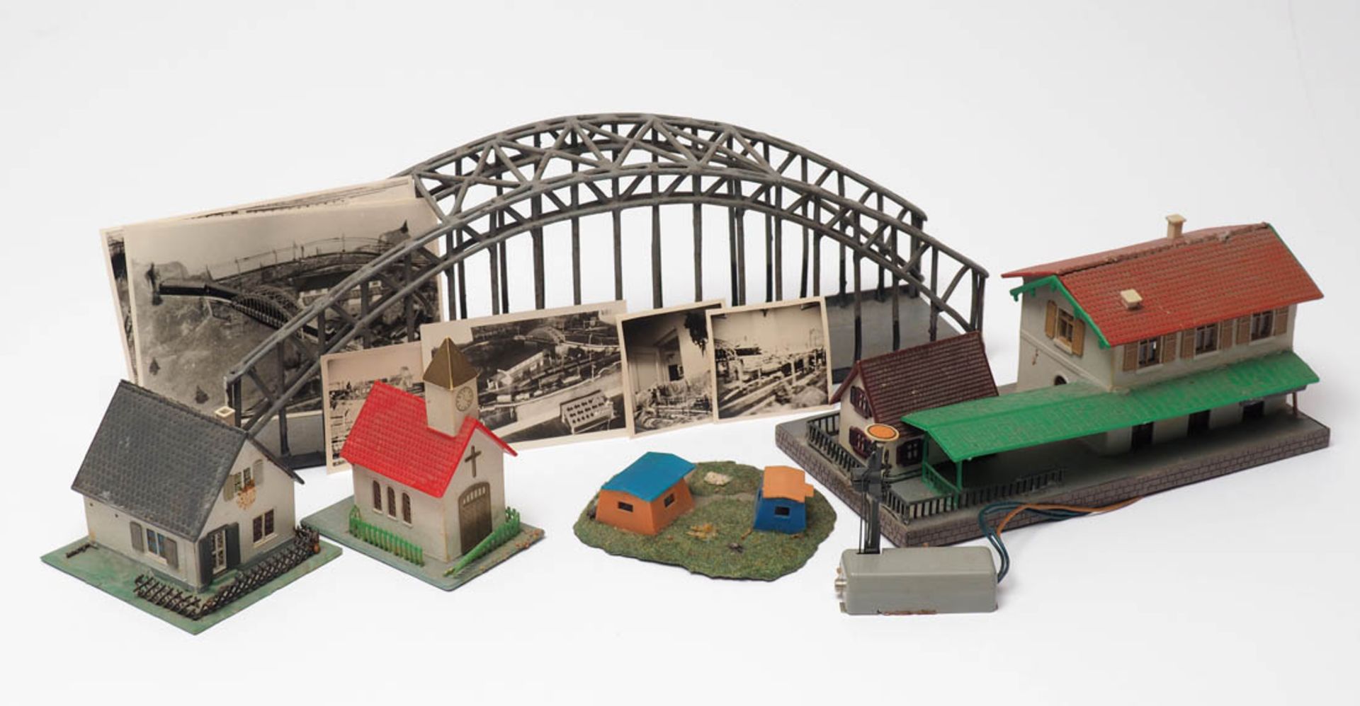 Konvolut Fallerhäuschen Dazu Metallbrücke und Signal, Märklin.