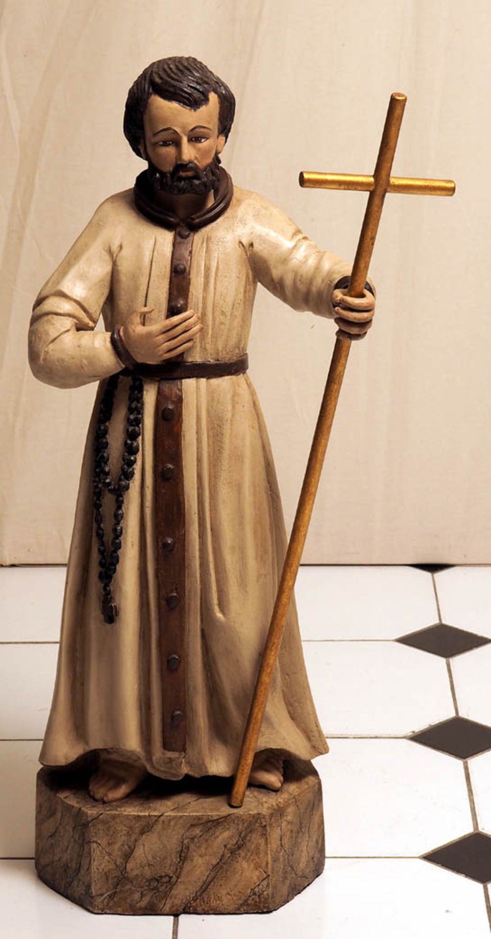 Heiligenfigur, 20.Jhdt. Auf sechskantigem Sockel stehende Gestalt des heiligen Nikolaus von der