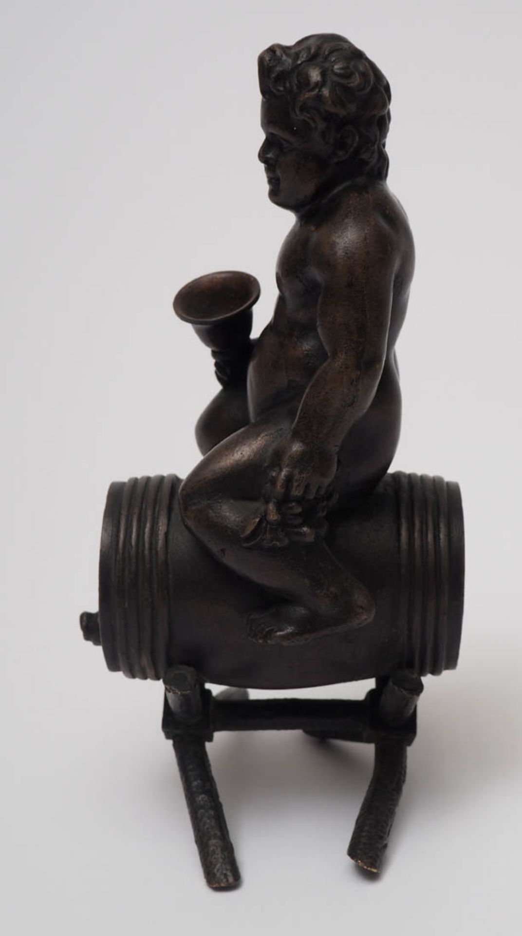 Figurine, 19.Jhdt. Jugendlicher Bacchus mit Pokal, auf einem Fass sitzend. Bronze mit brauner - Bild 3 aus 3