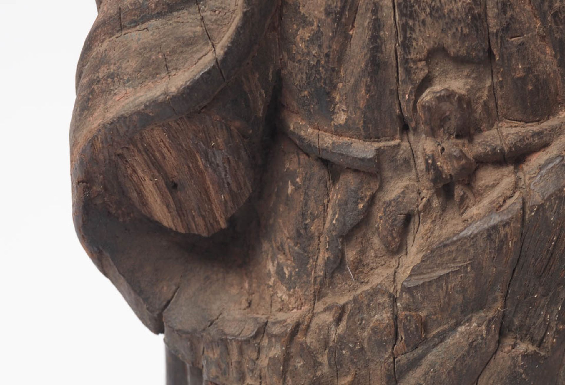 Heiligenfigur, 17.Jhdt. H.37,5cm. Lindenholz, dreiviertelsrund geschnitzt, mit Resten alter Fassung. - Bild 6 aus 6