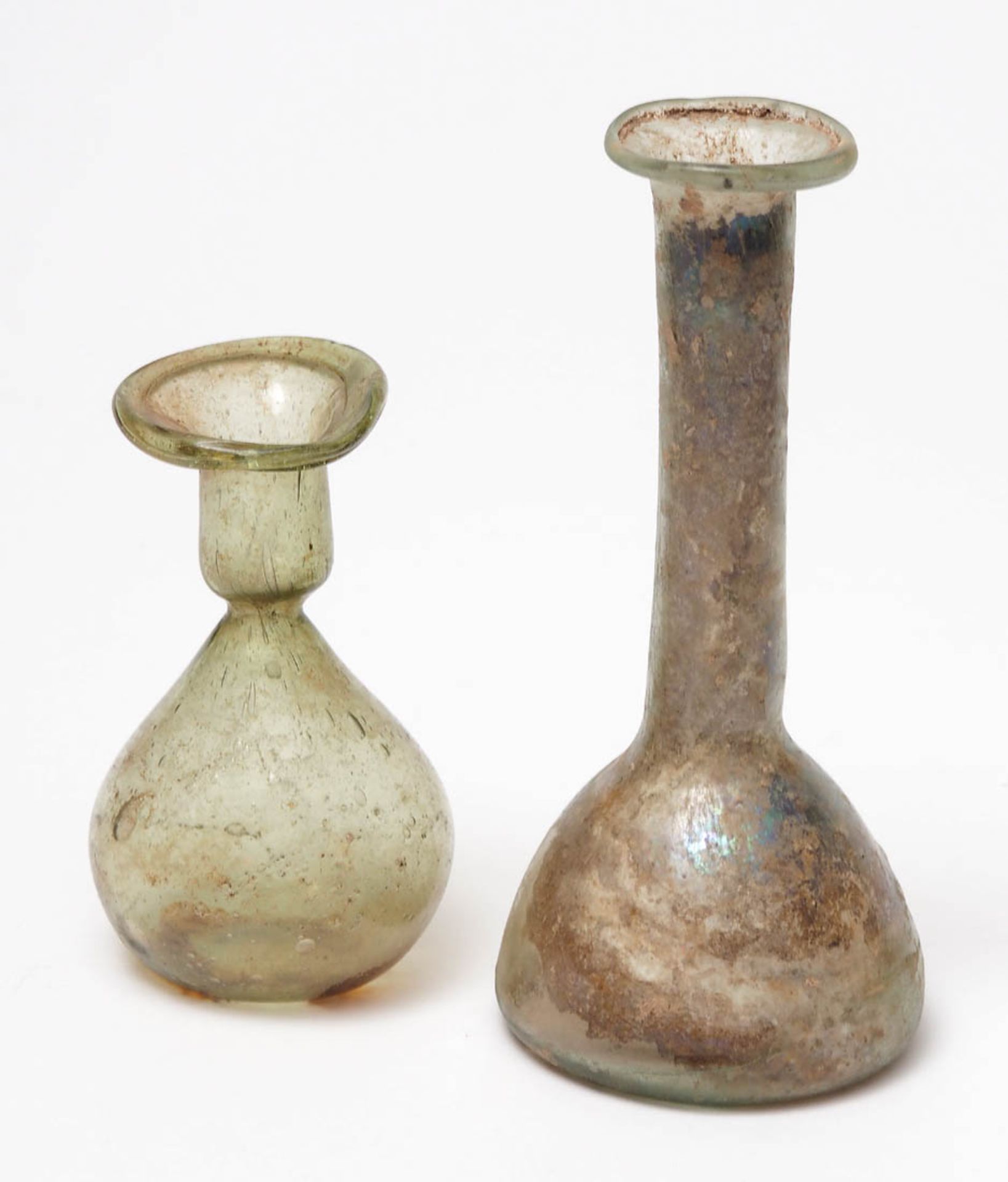 Zwei Glasgefäße, wohl römisch, 1. bis 3.Jhdt. Ausgrabungsfunde. H.12cm bzw. 8cm.