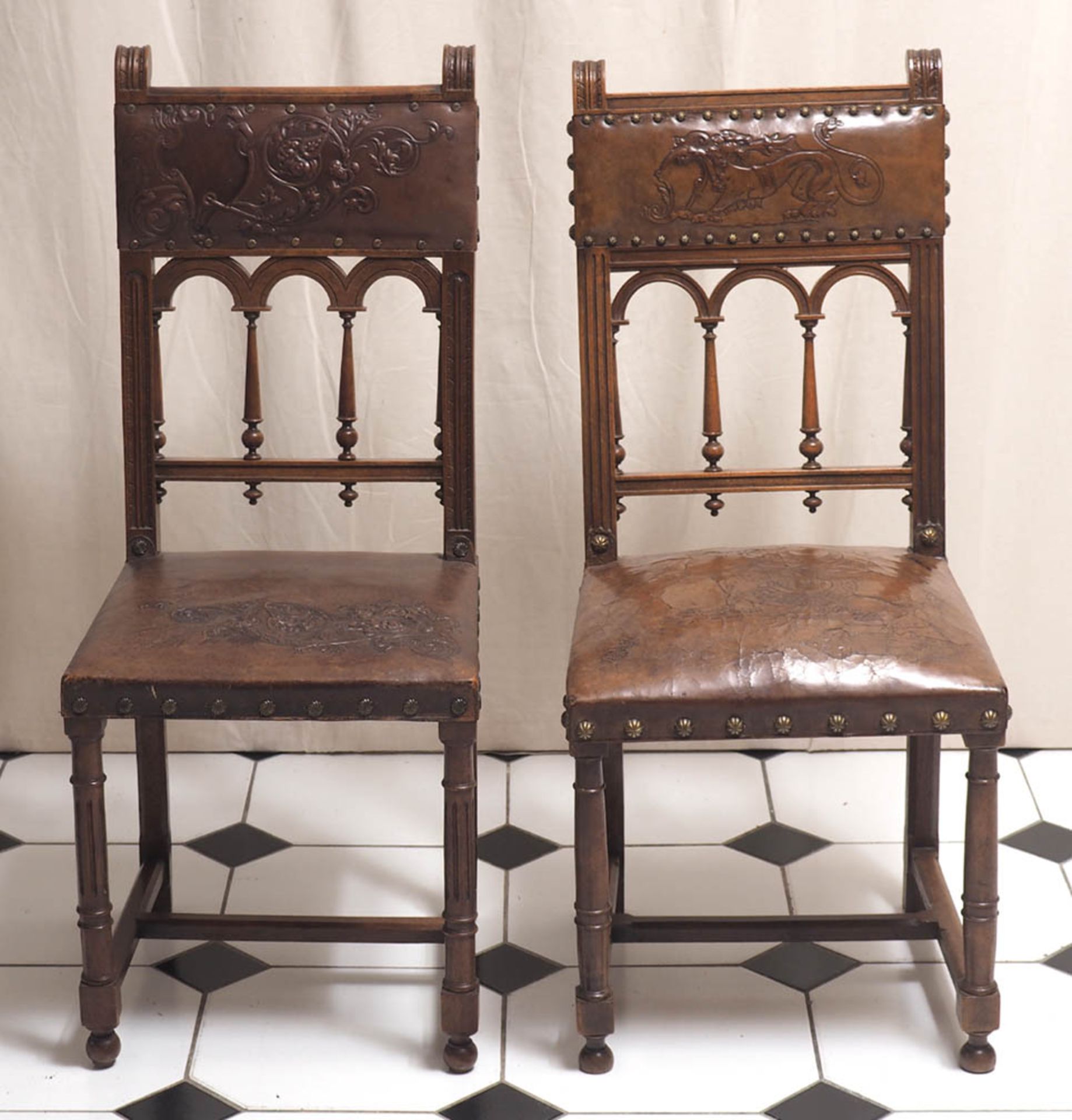 Zwei Stühle, Gründerzeit Auf vier Vierkantfüßen mit Doppel-T-Versprossung rechteckige, lederbezogene - Bild 2 aus 5
