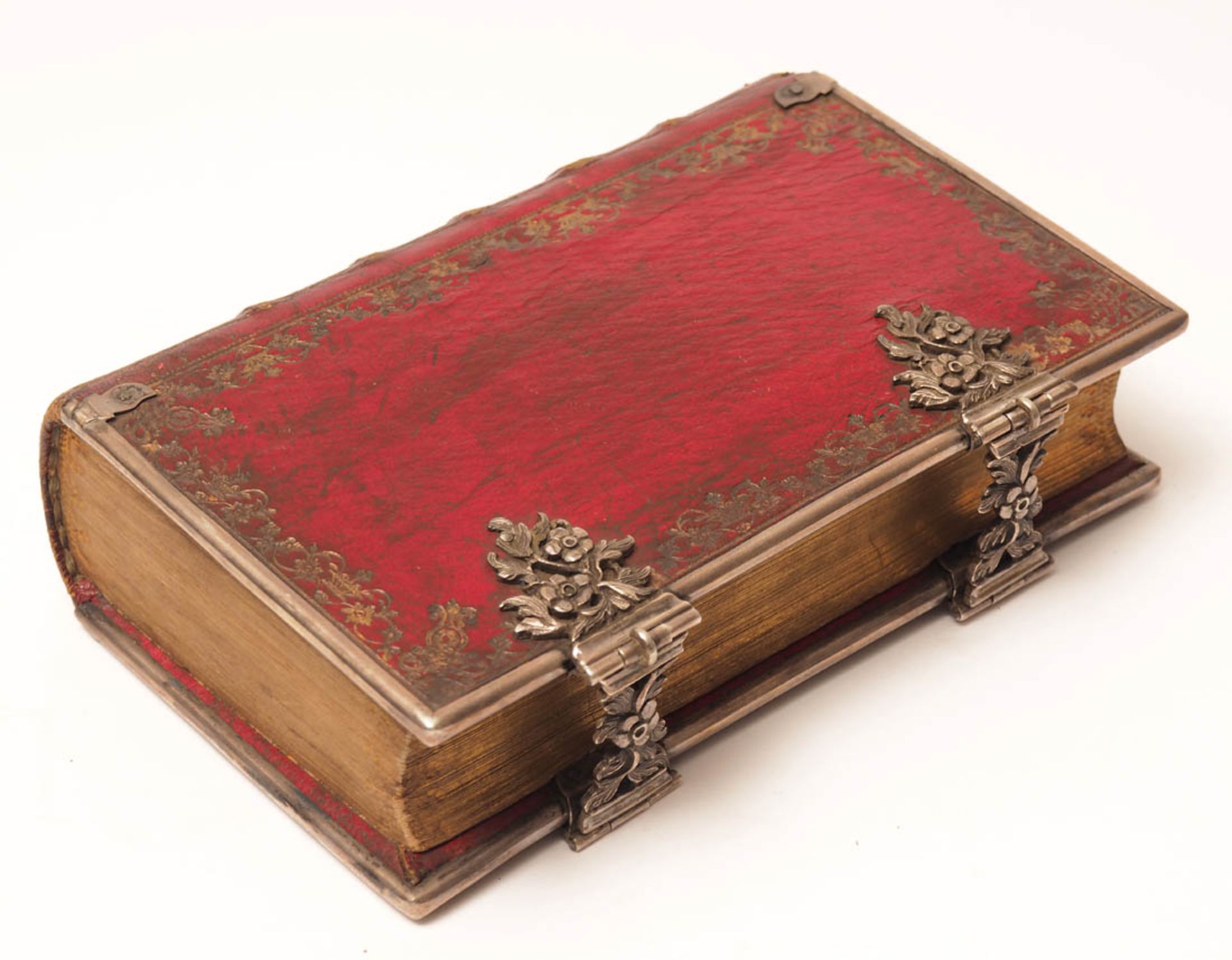 Gebetbuch, um 1760 Roter Ledereinband mit goldgeprägtem Rücken. Floral reliefierte, durchbrochen