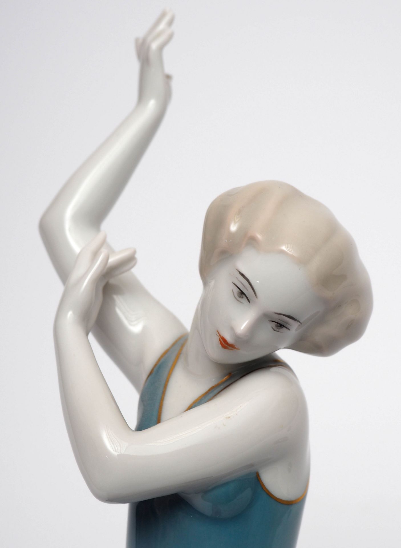 Figurine, Gustav Oppel für Rosenthal, 1928 Auf rundem Sockel Tänzerin in bewegter Haltung. Polychrom - Bild 4 aus 5