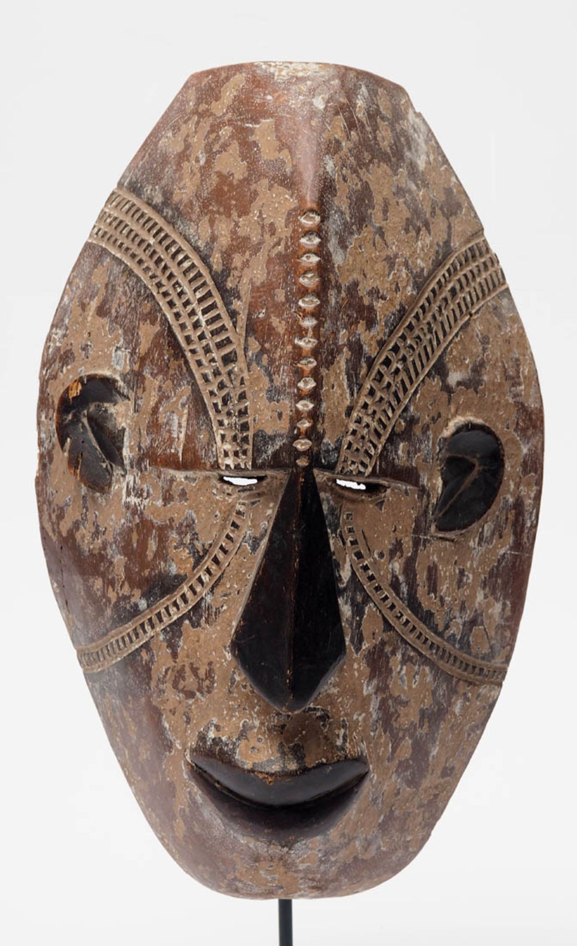 Tanzmaske, wohl Igbo (Nigeria) Auf Sammlungsständer. H.33cm. - Bild 2 aus 2