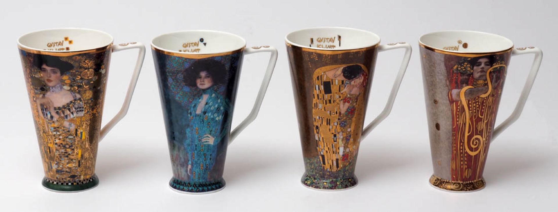 Vier Designbecher, Goebel Auf der Wandung unterschiedliche Motive nach Gemälden von Gustav Klimt.