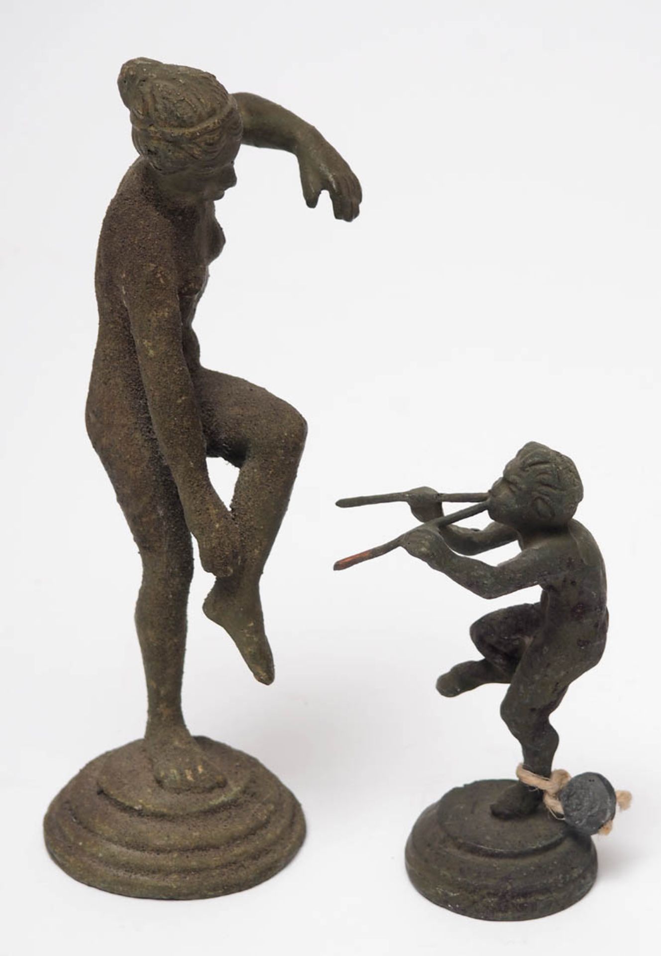 Zwei Museumsrepliken Satyr mit Doppelaulos bzw. weiblicher Akt. Bronze, grün patiniert. H.13cm bzw