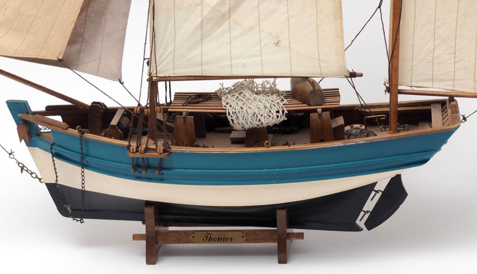 Schiffsmodell Zweimastiges Fischerboot. Holzkorpus mit Stoffbesegelung. H.55, L.76cm. - Image 2 of 3