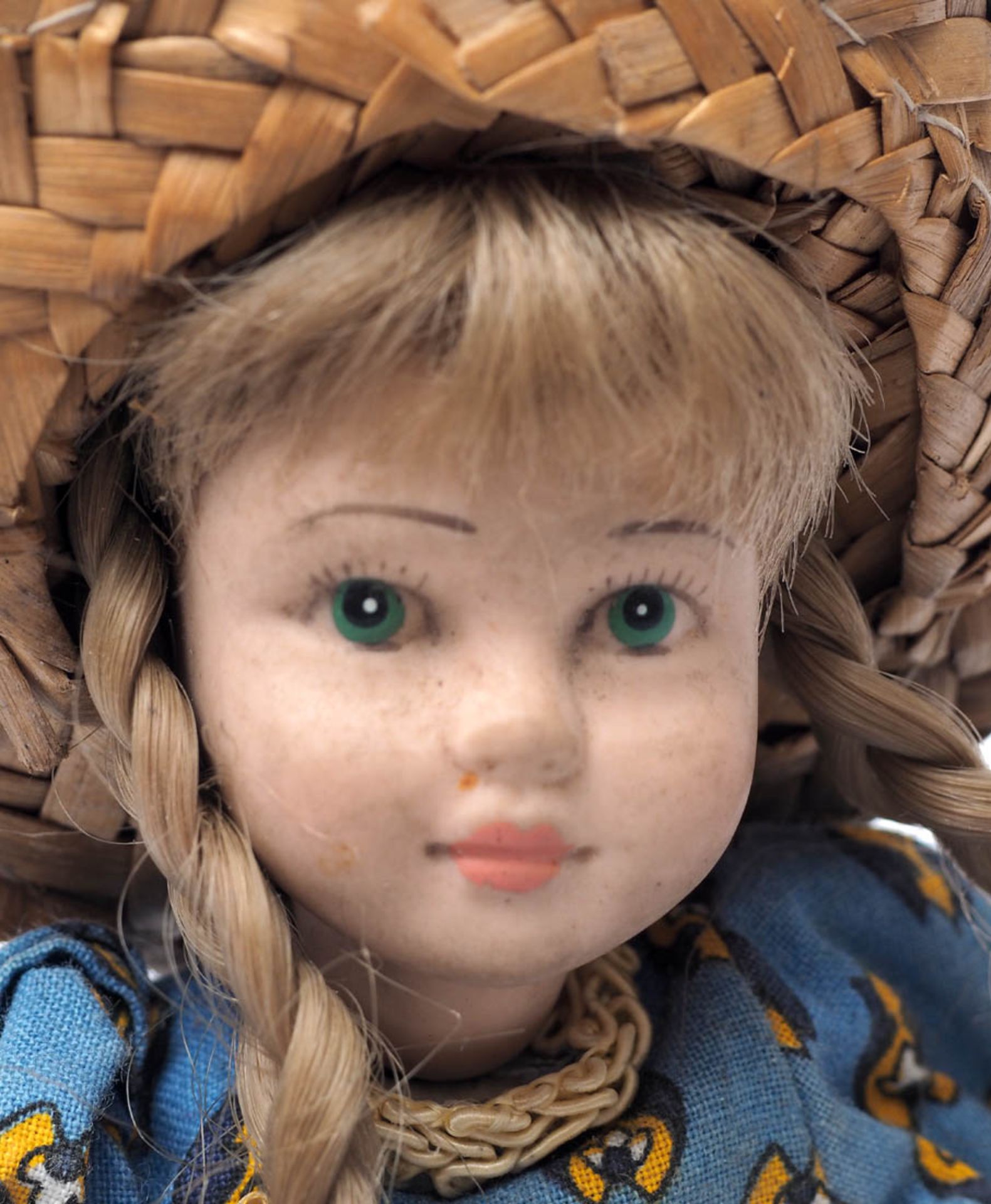 Puppe, um 1910 Gliederkörper aus Porzellan, Kurbelkopf mit gemaltem Gesicht. Alte Kleidung und - Bild 2 aus 2