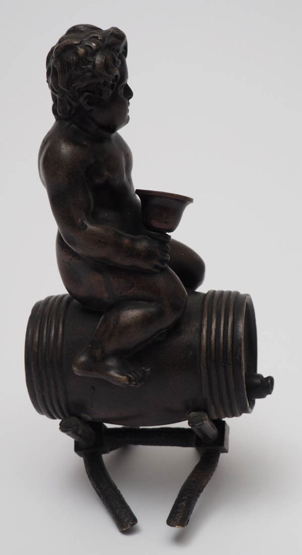 Figurine, 19.Jhdt. Jugendlicher Bacchus mit Pokal, auf einem Fass sitzend. Bronze mit brauner - Bild 2 aus 3