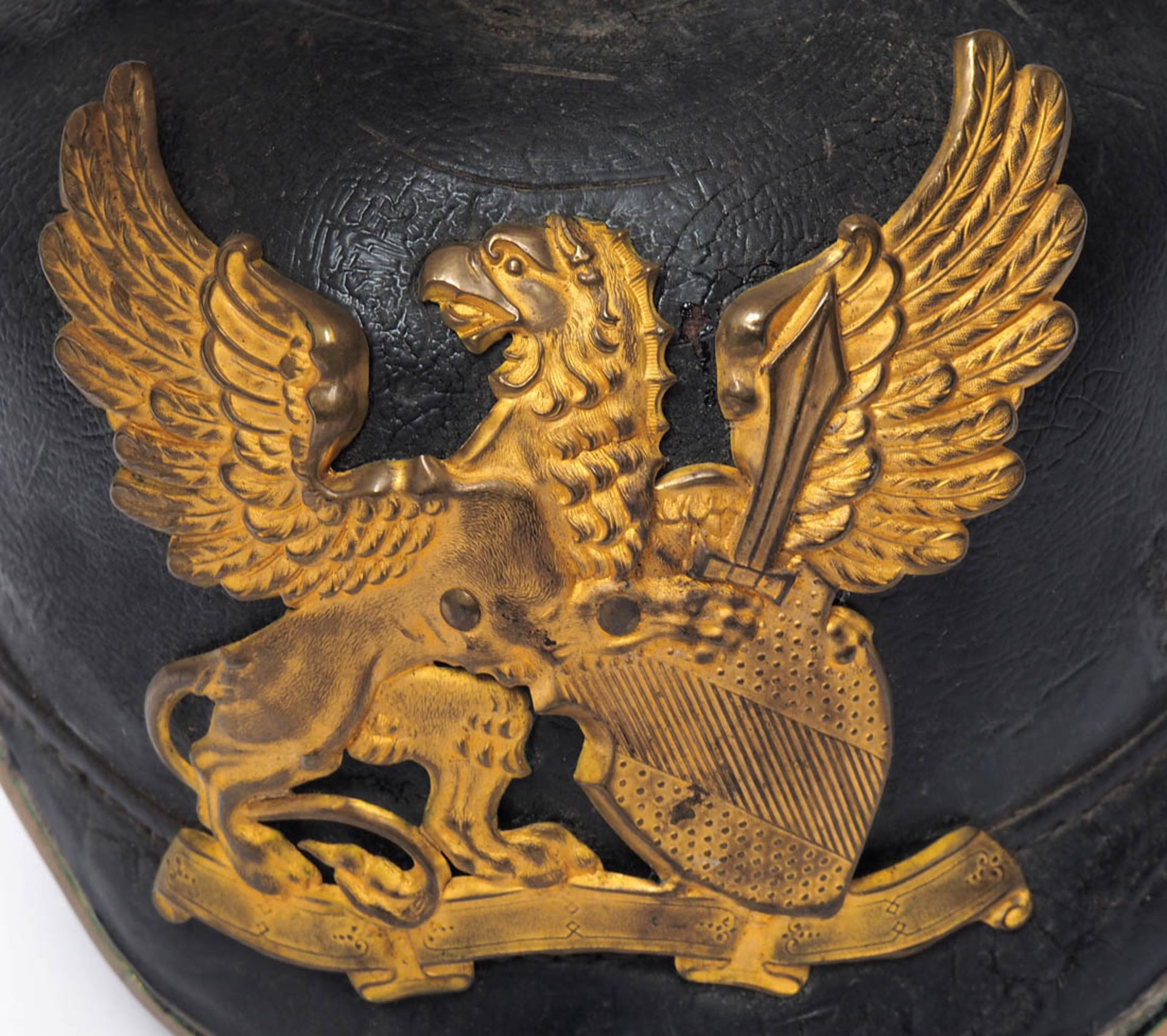 Polizei-Pickelhaube, Baden, 19.Jhdt. Leder. Auf der Frontseite badisches Wappen mit Greif. Im - Bild 6 aus 10