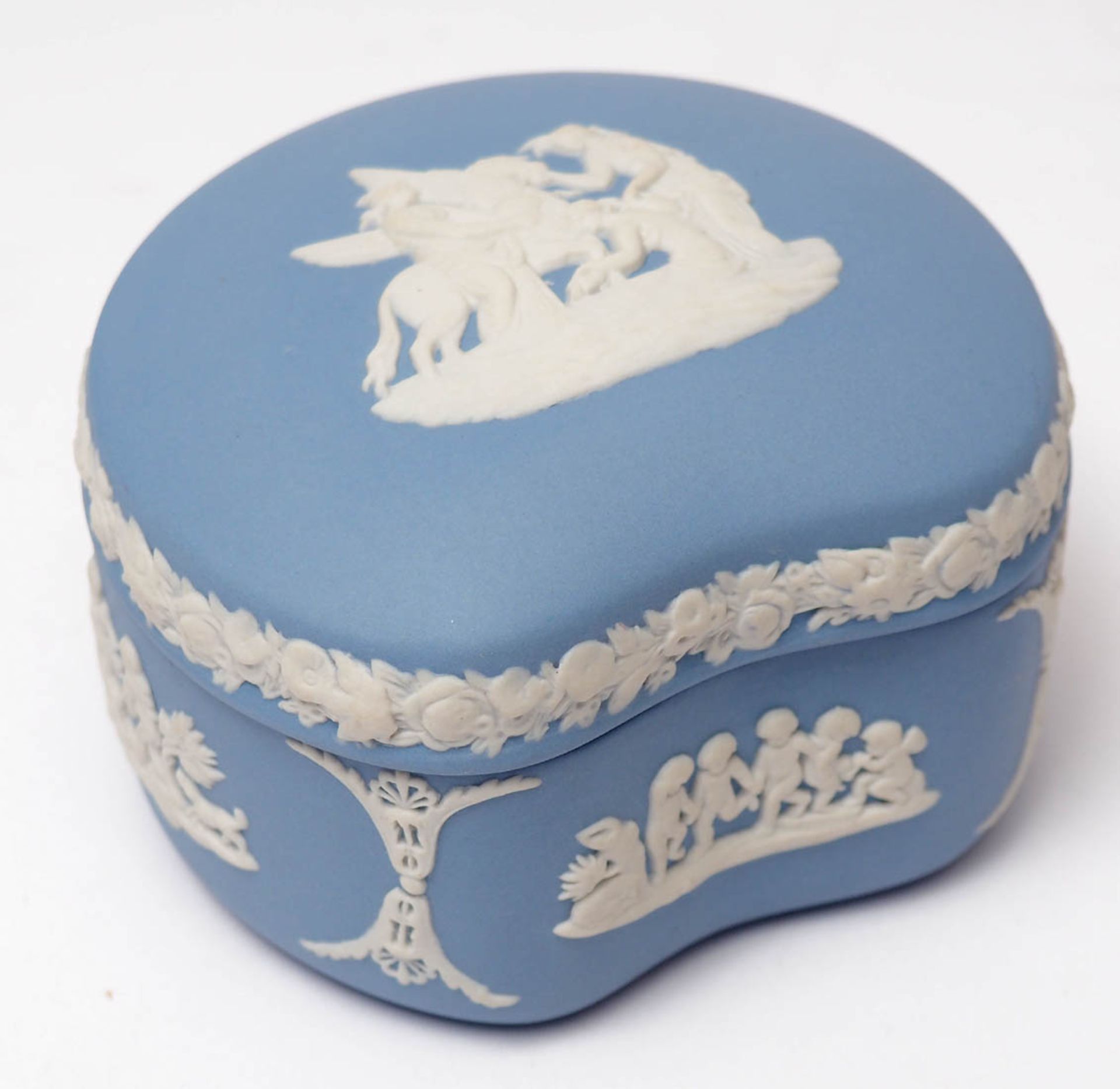 Deckeldose, Wedgewood Blue Jasper. Runde, seitlich eingezogene Form mit Haubendeckel. Auf Deckel und