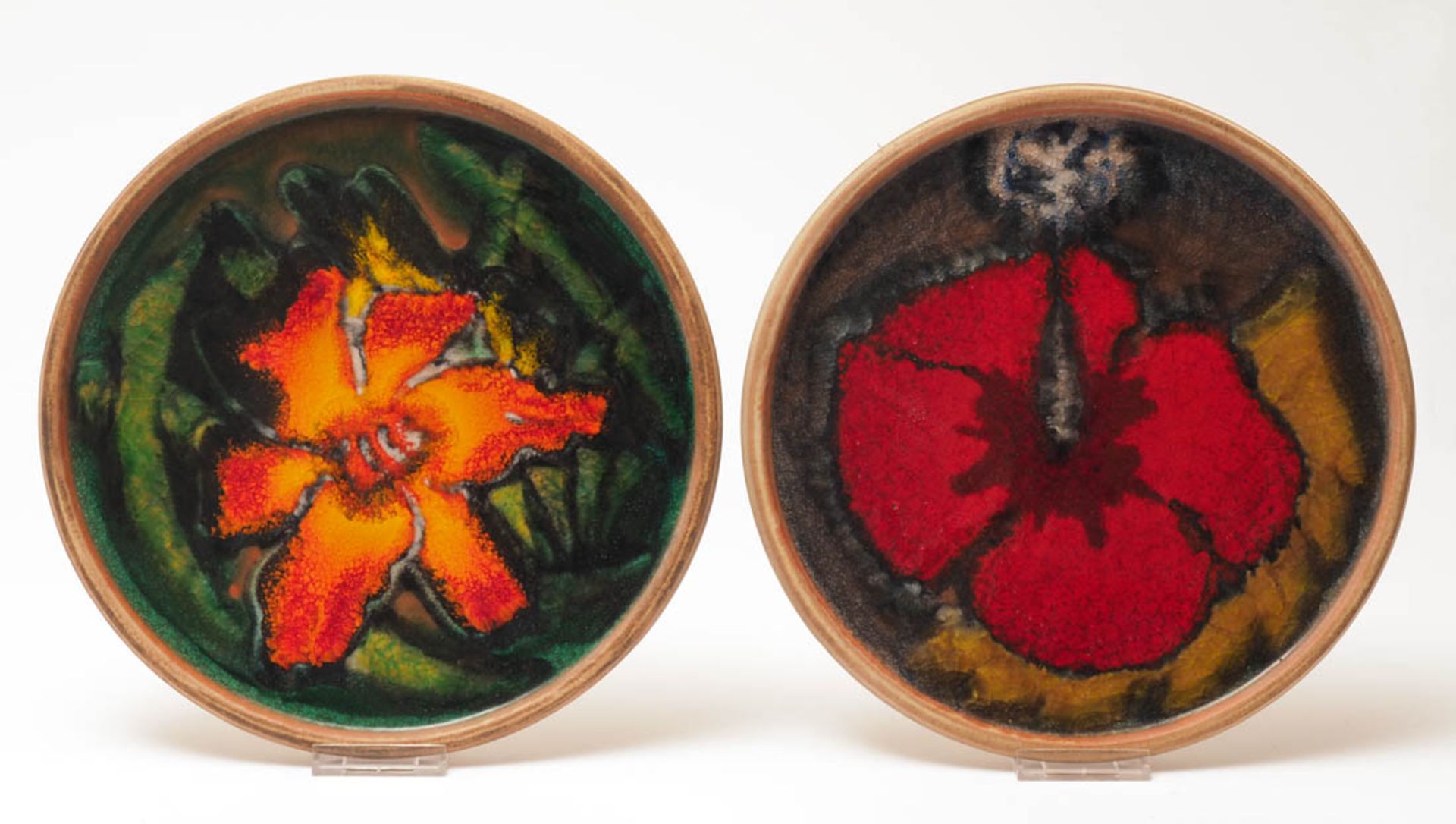 Zwei Wandteller, Karlsruher Majolika, Entwurf wohl Karl Meschede Unterschiedliche Blumenmotive in